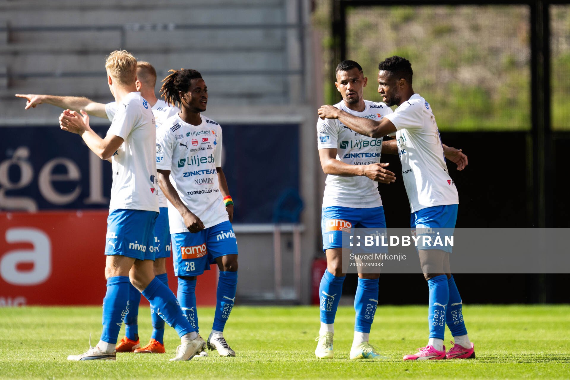 Värnamos Johnbosco Samuel Kalu jublar efter 1-0 under fotbollsmatchen i Allsvenskan mellan Värnamo och Brommapojkarna den 12 maj 2024 i Kalmar.