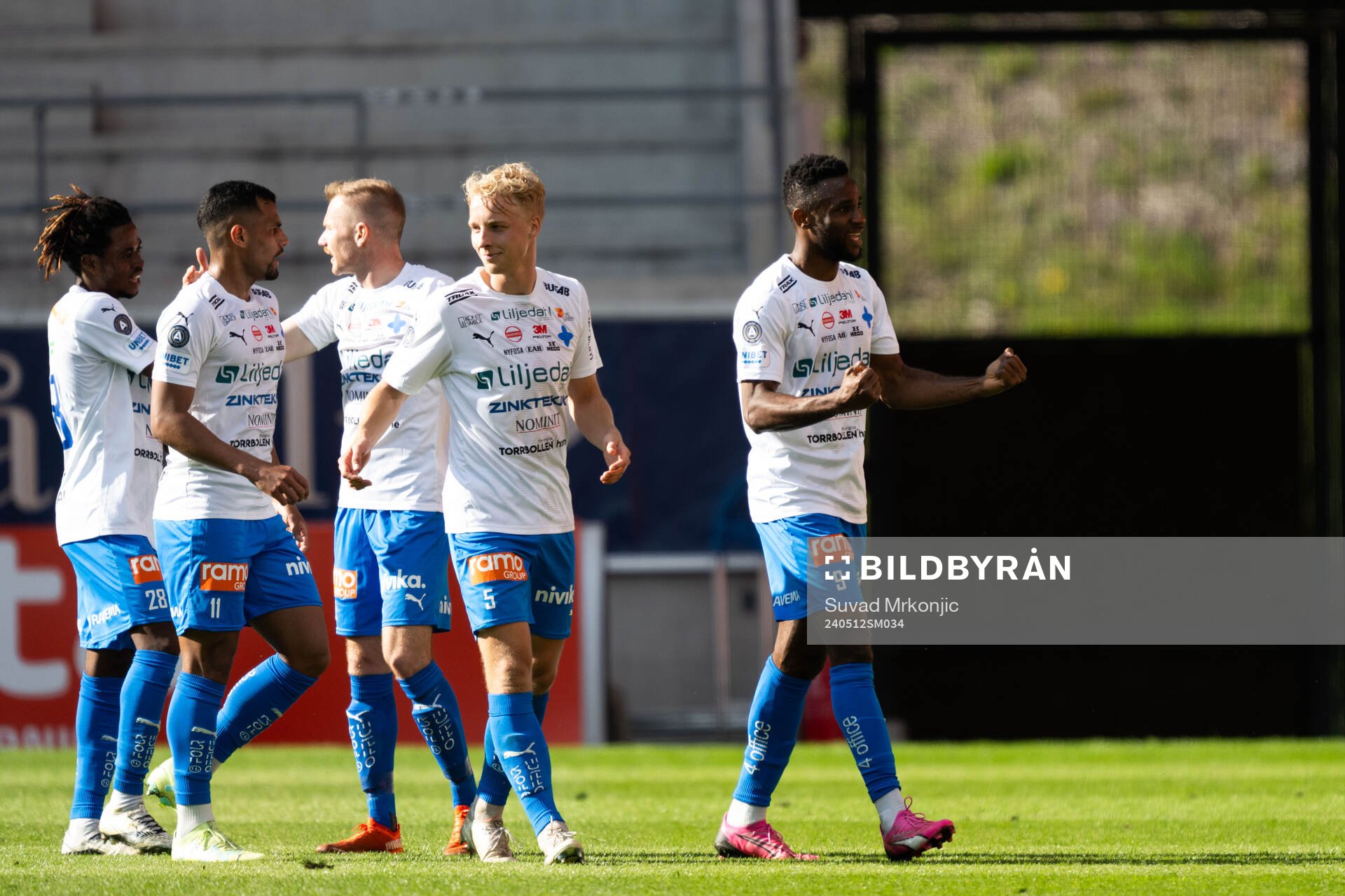 Värnamos Johnbosco Samuel Kalu jublar efter 1-0 under fotbollsmatchen i Allsvenskan mellan Värnamo och Brommapojkarna den 12 maj 2024 i Kalmar. 