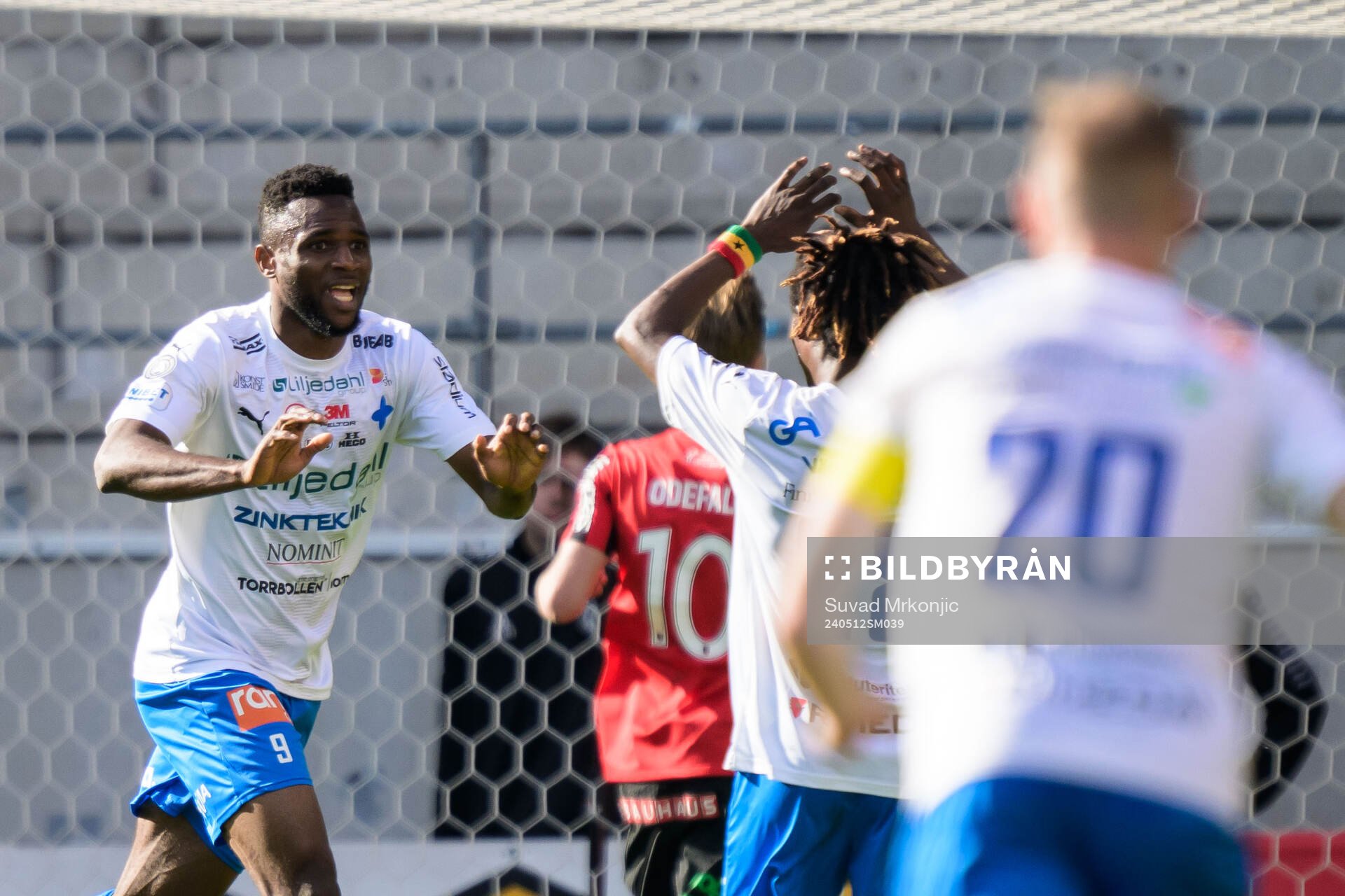 Värnamos Johnbosco Samuel Kalu jublar efter 1-0 under fotbollsmatchen i Allsvenskan mellan Värnamo och Brommapojkarna den 12 maj 2024 i Kalmar.