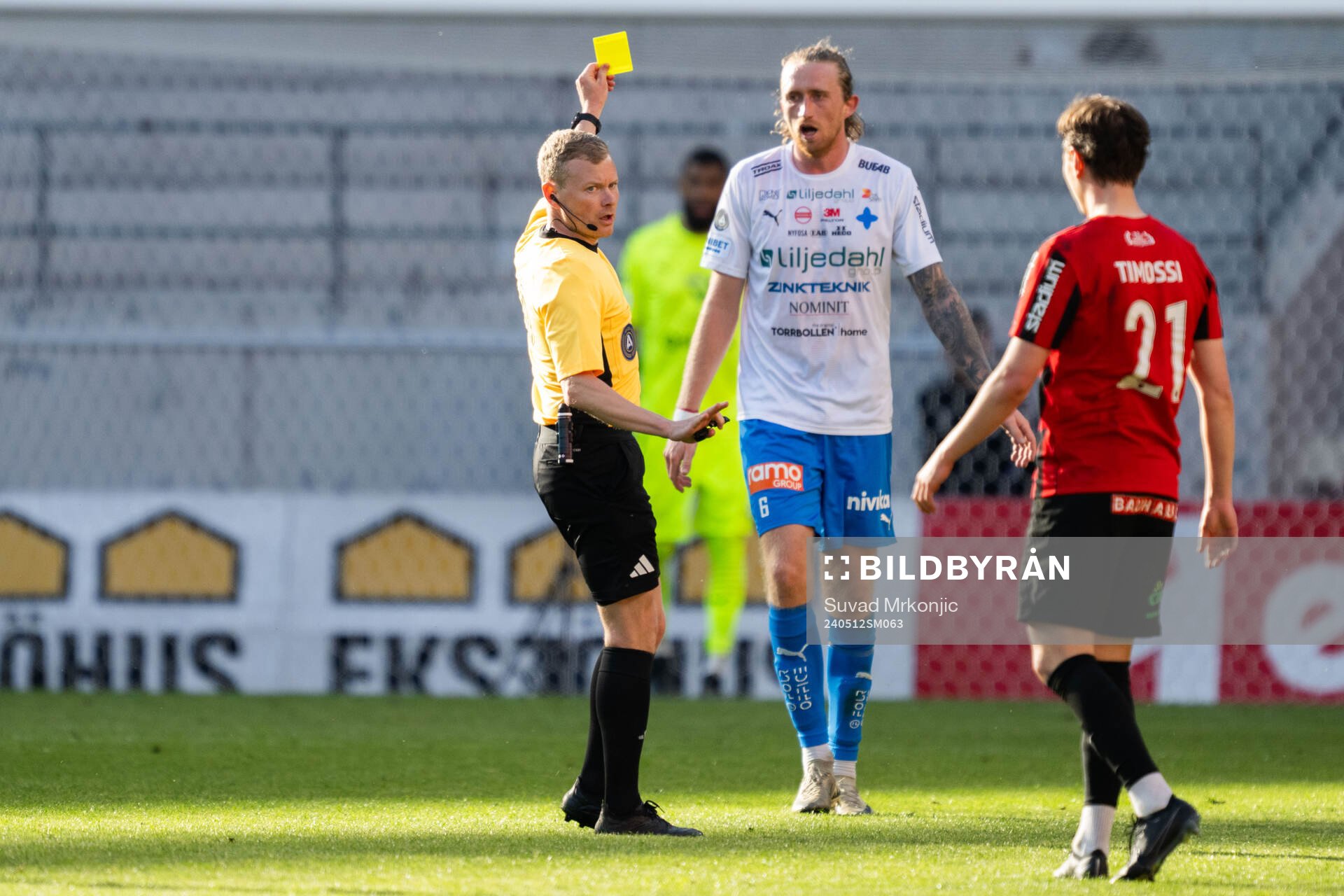 Domare Fredrik Klitte tilldelar Värnamos Hampus Näsström