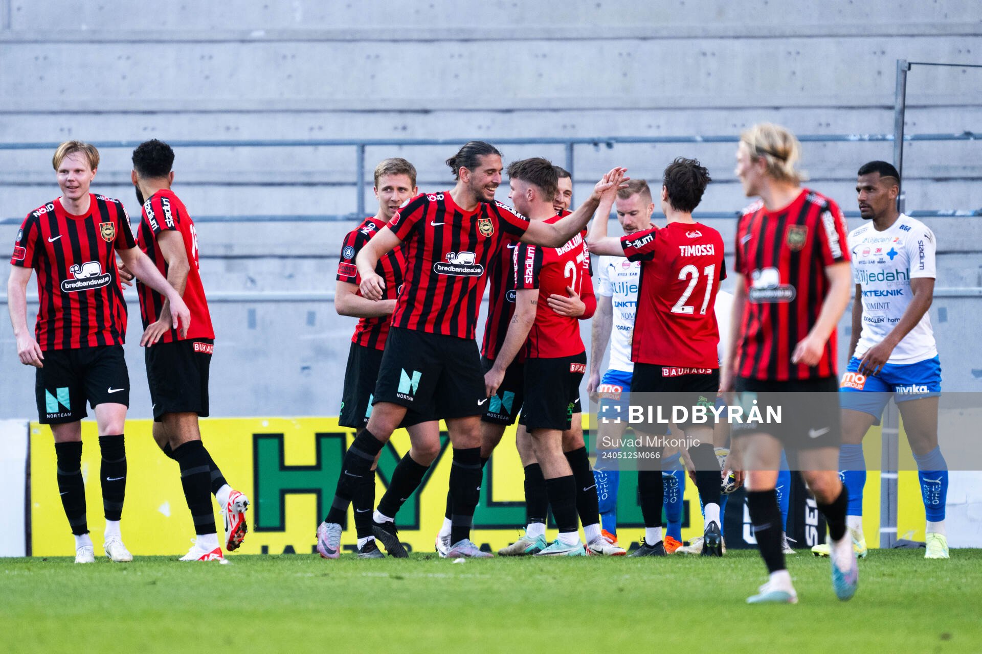 Brommapojkarnas Alex Timossi Andersson jublar efter 1-1 under fotbollsmatchen i Allsvenskan mellan Värnamo och Brommapojkarna den 12 maj 2024 i Kalmar.