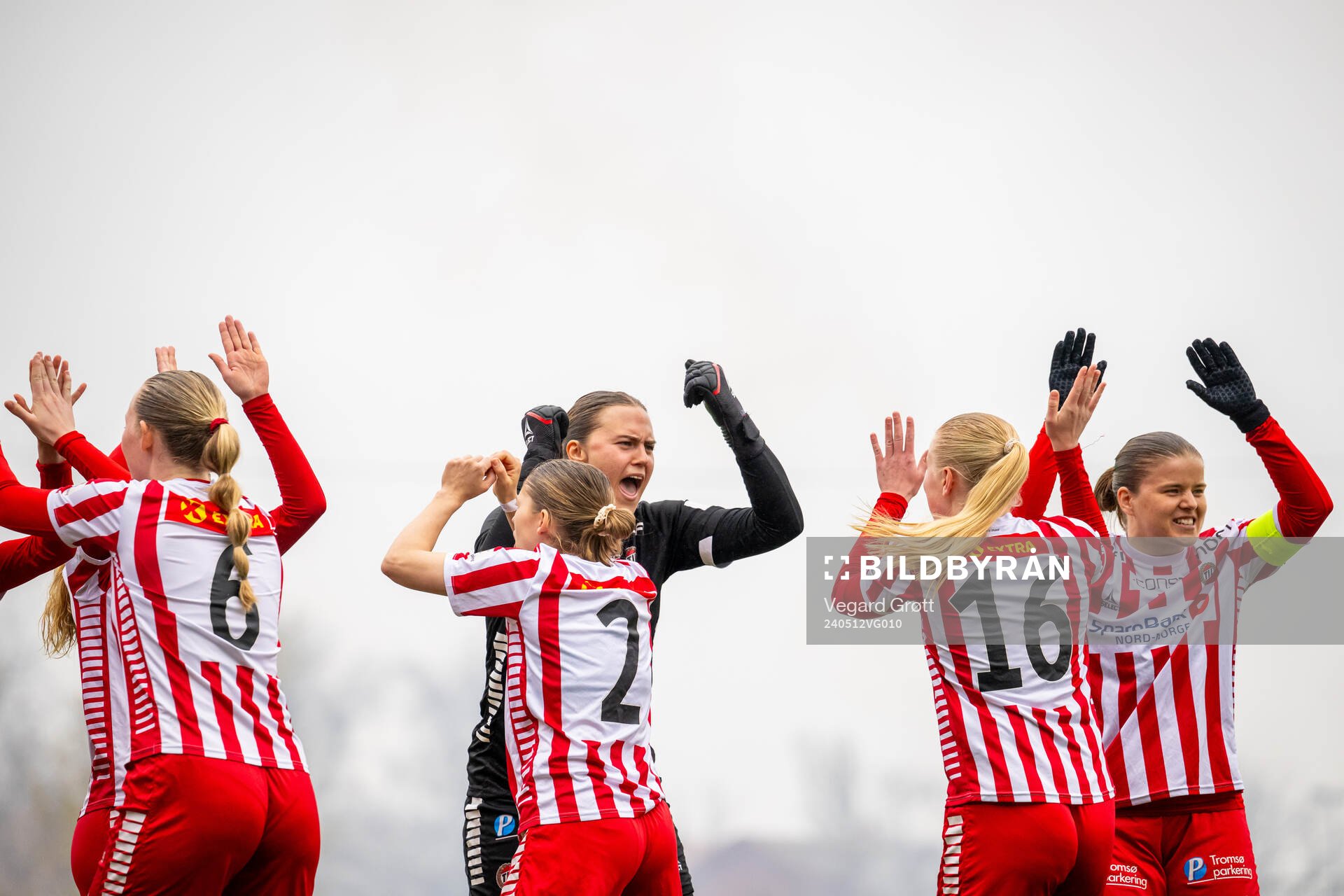 Goalkeeper Marie Aspenes, Mali Motrøen Trøan and players