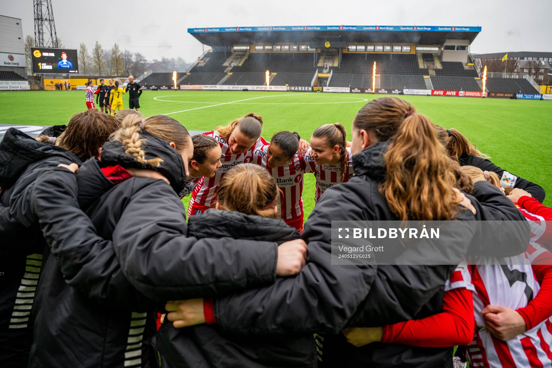 Casandra Luthcke and players of TIL 2020 gather in a circle ahead of the 1. division football match between Bodø/Glimt and TIL 2020 on May 12, 2024 in Bodø.