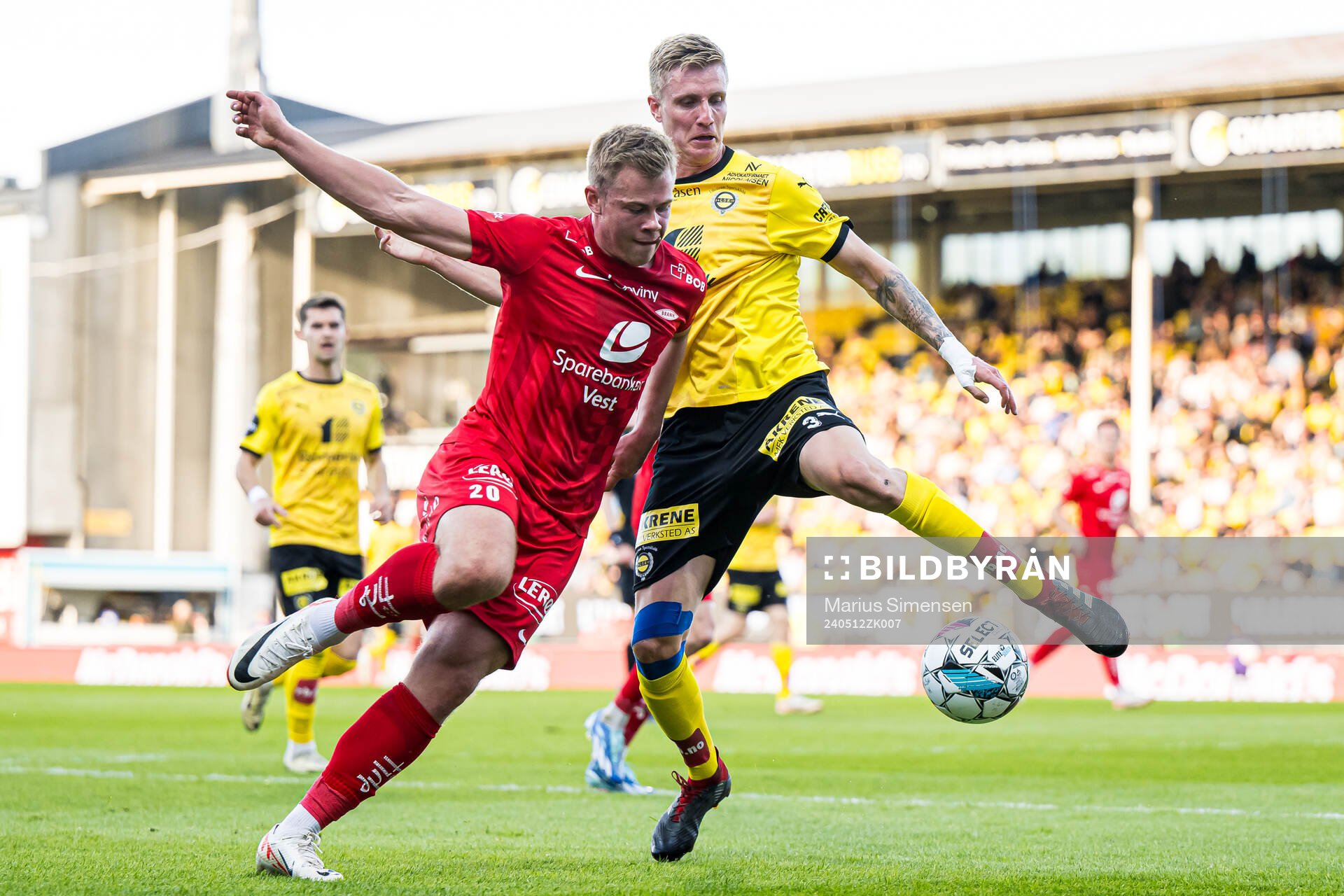Aune Heggebø of Brann and Martin Ove Roseth of Lillestrøm