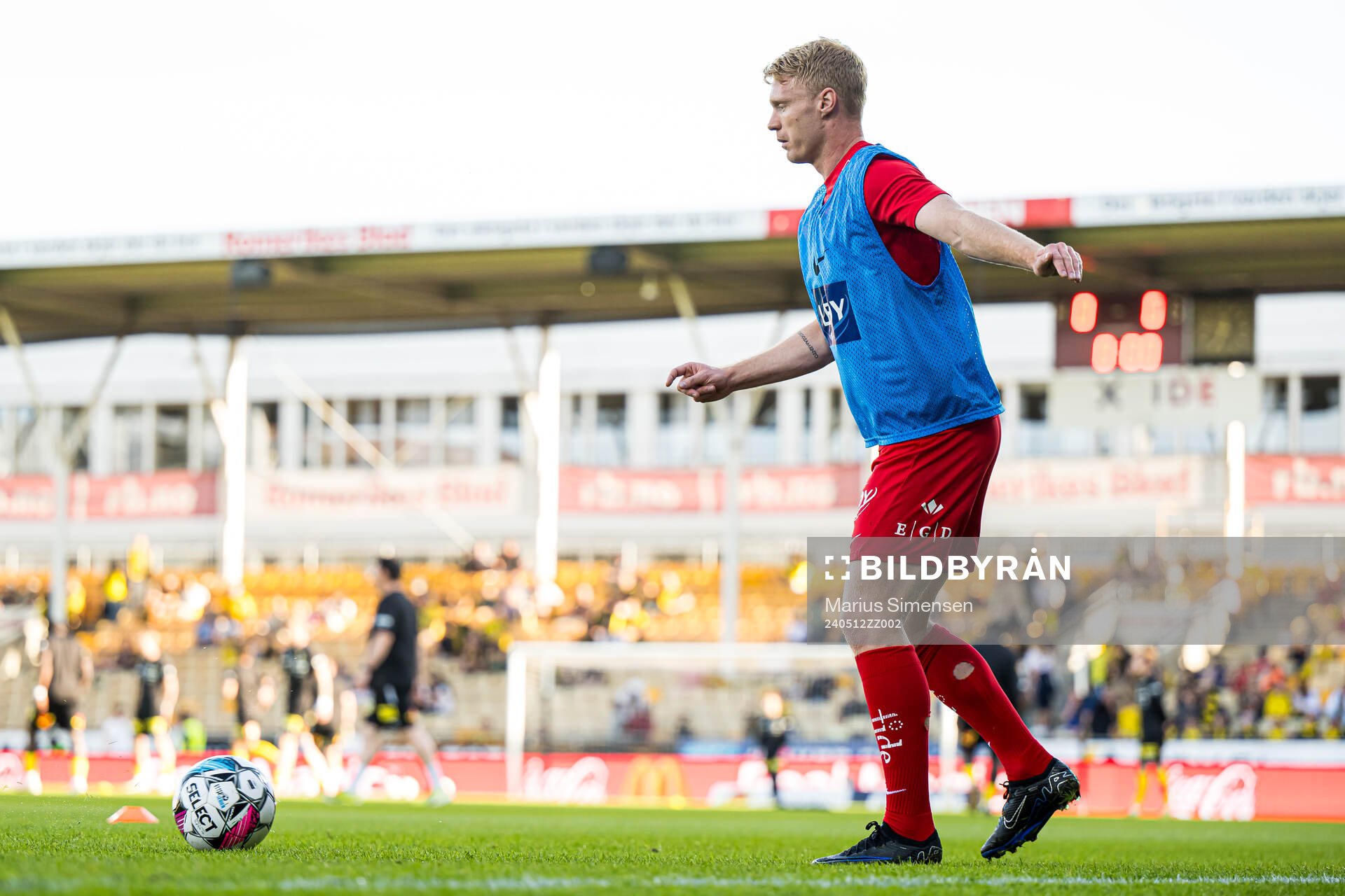 Sivert Heltne Nilsen of Brann warms up