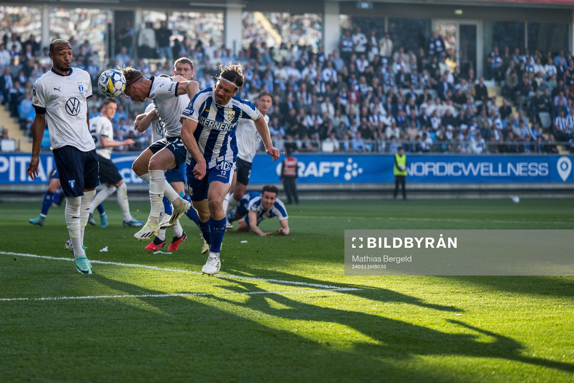 Malmö FFs Derek Cornelius och Jens Stryger Larsen mot IFK