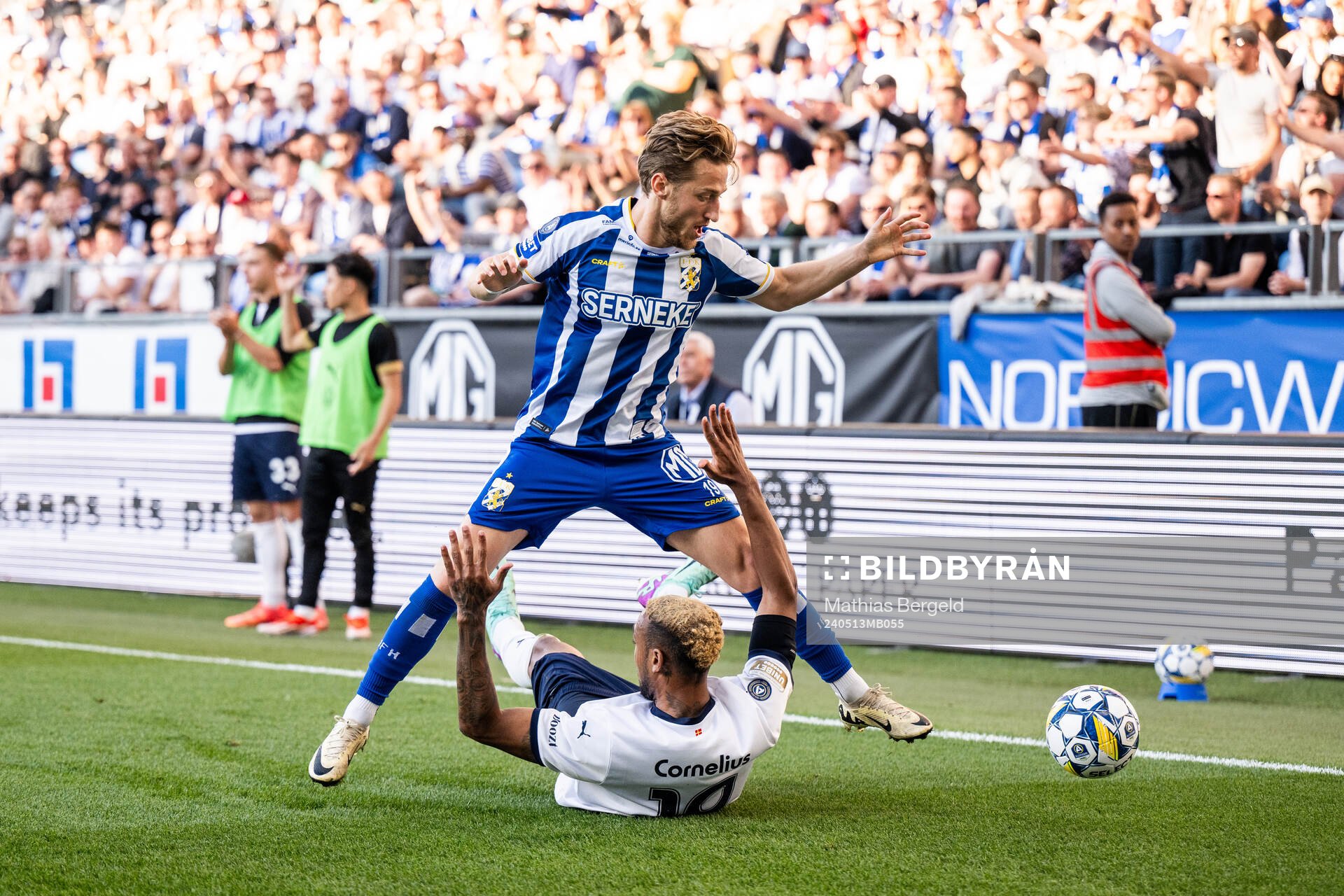 IFK Göteborgs Arbnor Mucolli och Malmö FFs Derek Cornelius