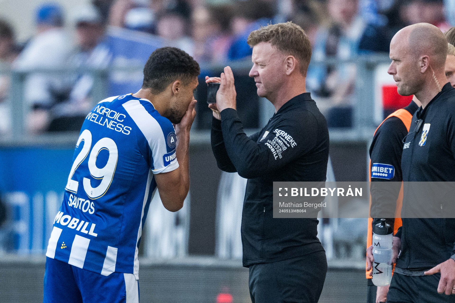 IFK Göteborgs Thomas Santos får hjälp med en kontaktlins