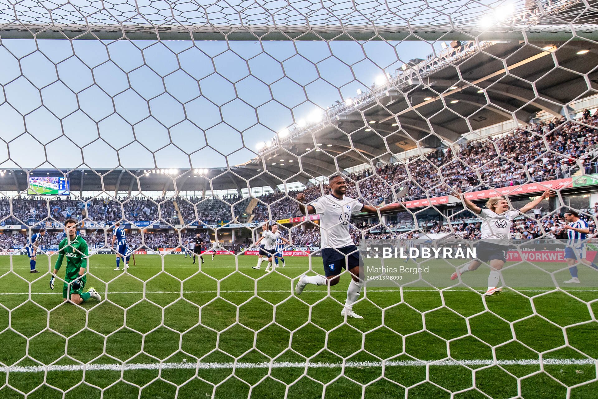 IFK Göteborgs målvakt Elis Bishesari deppar medan Malmö