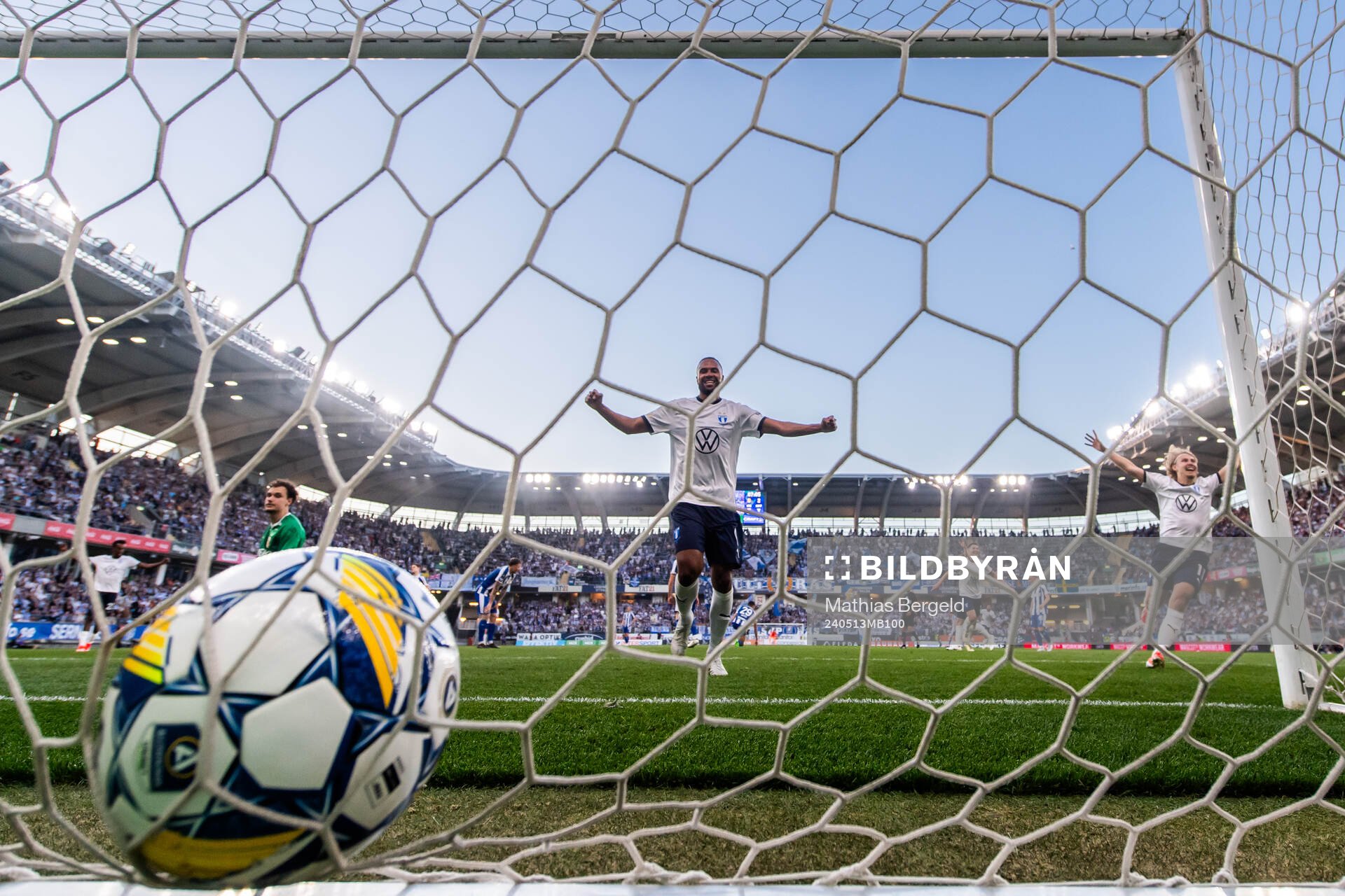IFK Göteborgs målvakt Elis Bishesari deppar medan Malmö