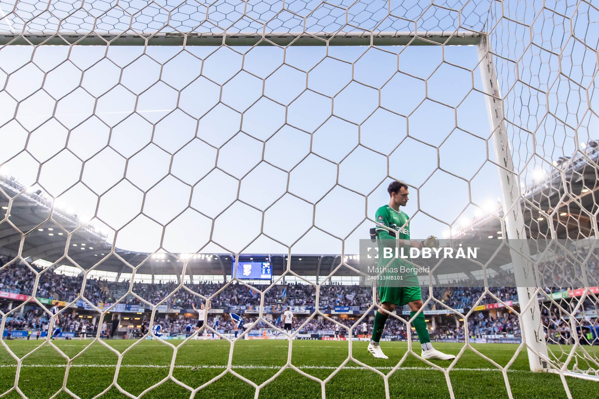 IFK Göteborgs målvakt Elis Bishesari deppar