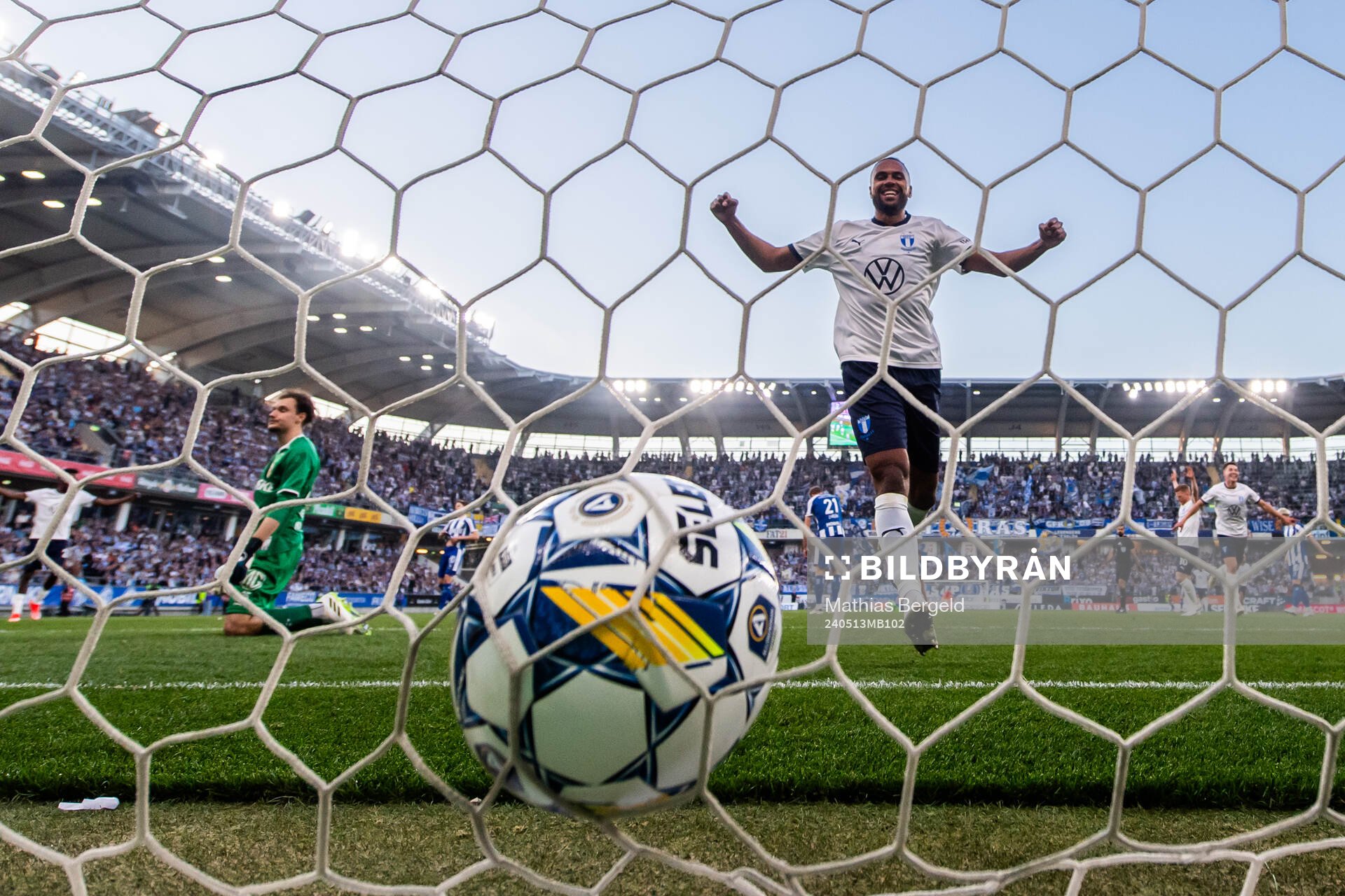 IFK Göteborgs målvakt Elis Bishesari deppar medan Malmö