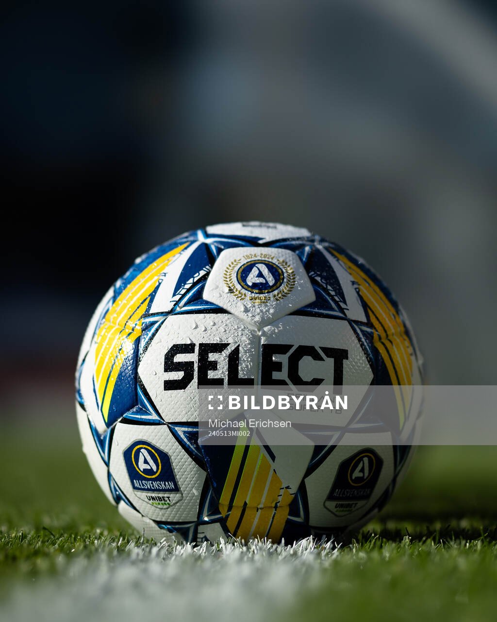 En fotboll på Gamla Ullevis gräsmatta innan