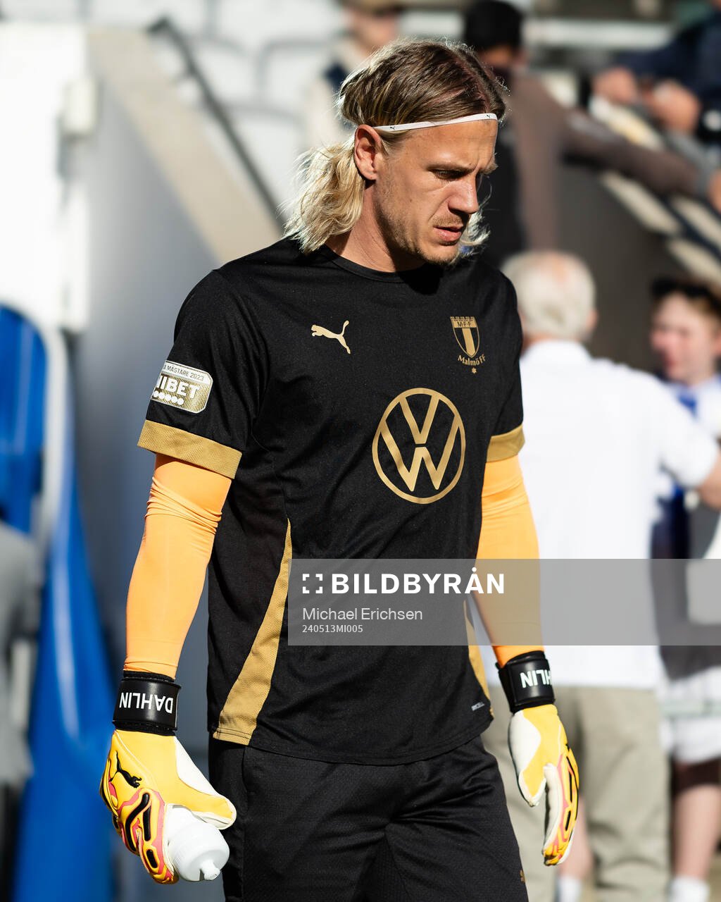 Malmö FFs målvakt Johan Dahlin innan fotbollsmatchen i