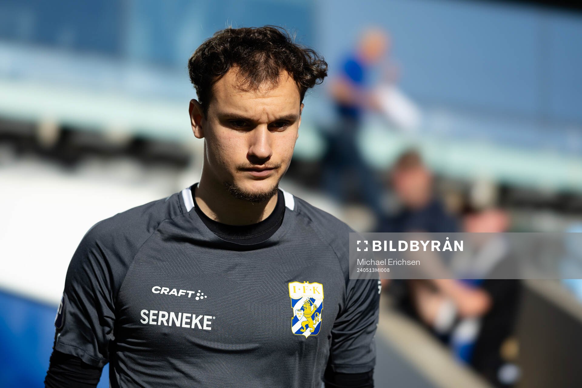 IFK Göteborgs målvakt Elis Bishesari innan fotbollsmatchen i Allsvenskan mellan IFK Göteborg och Malmö FF den 13 maj 2024 i Göteborg.