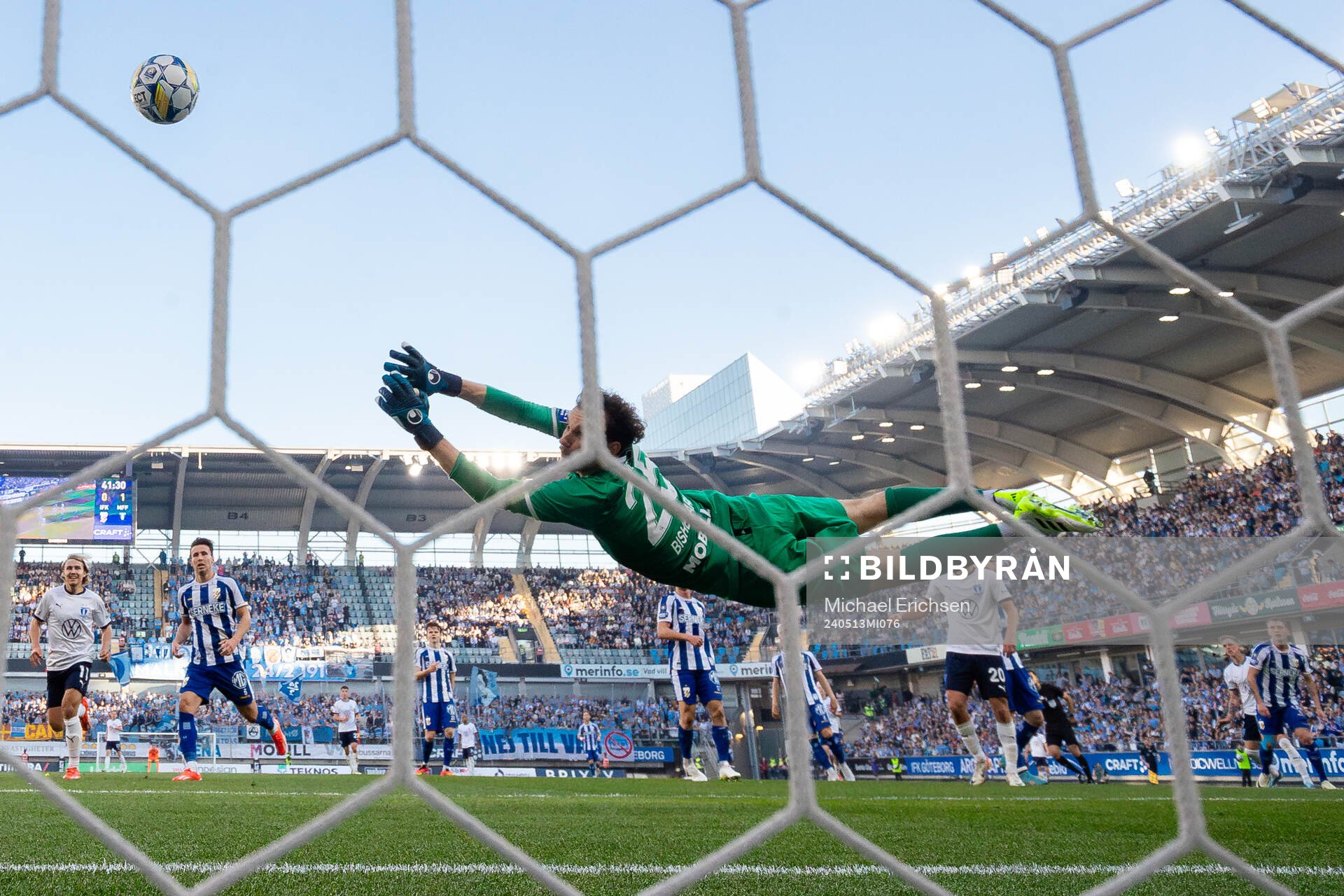 Malmö FFs Søren Rieks skjuter 0-2 i mål bakom IFK