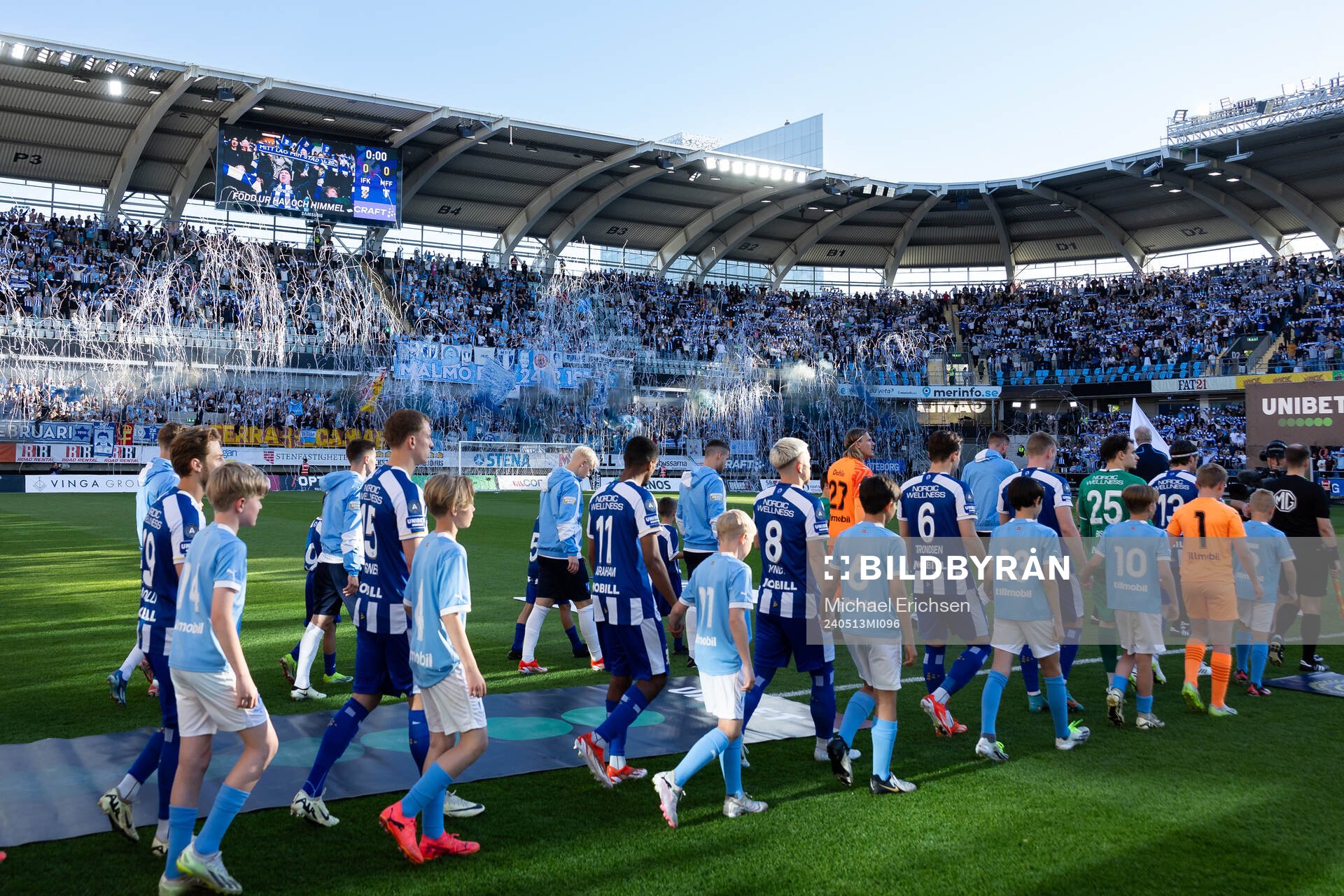 Lagen på väg in till line up innan  fotbollsmatchen i