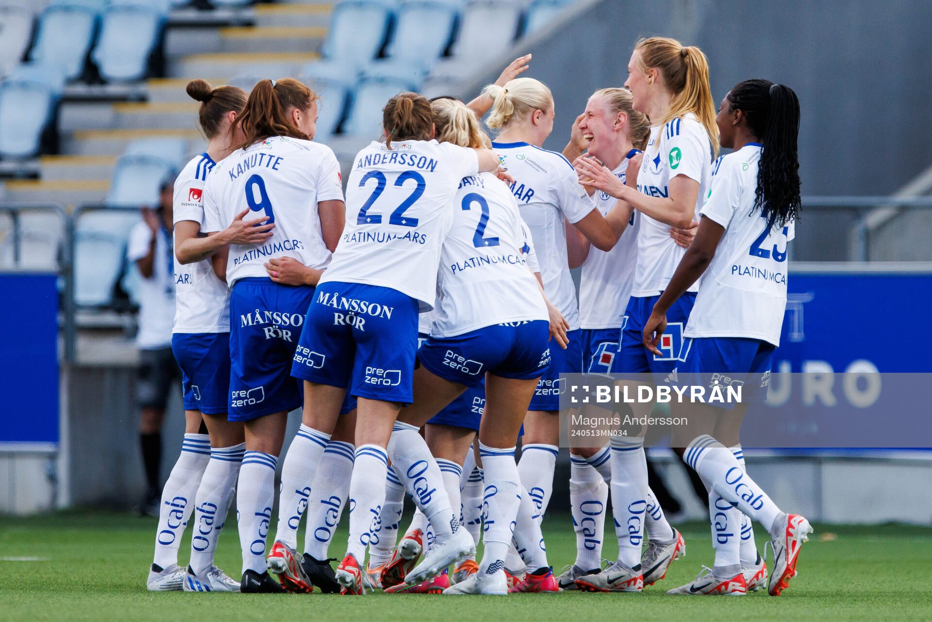 IFK Norrköpings Elin Rombing jublar med lagkamrater efter 1-0 under fotbollsmatchen i Damallsvenskan mellan IFK Norrköping och KIF Örebro den 13 maj 2024 i Norrköping.