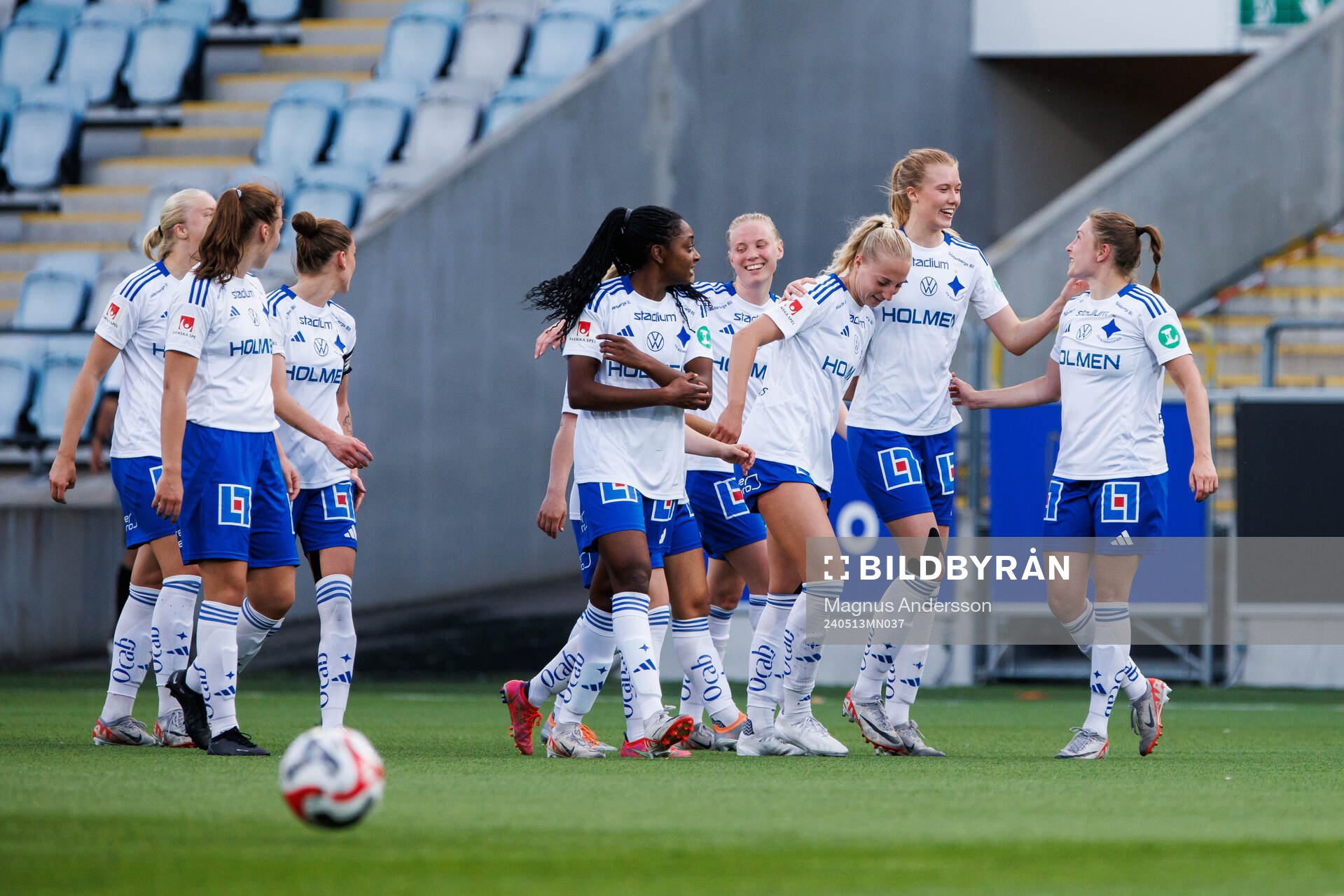 IFK Norrköpings Ebba Handfast jublar med lagkamrater