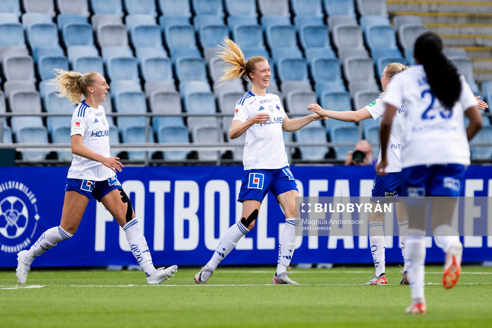 IFK Norrköpings Samantha Cary jublar med Ebba Handfast