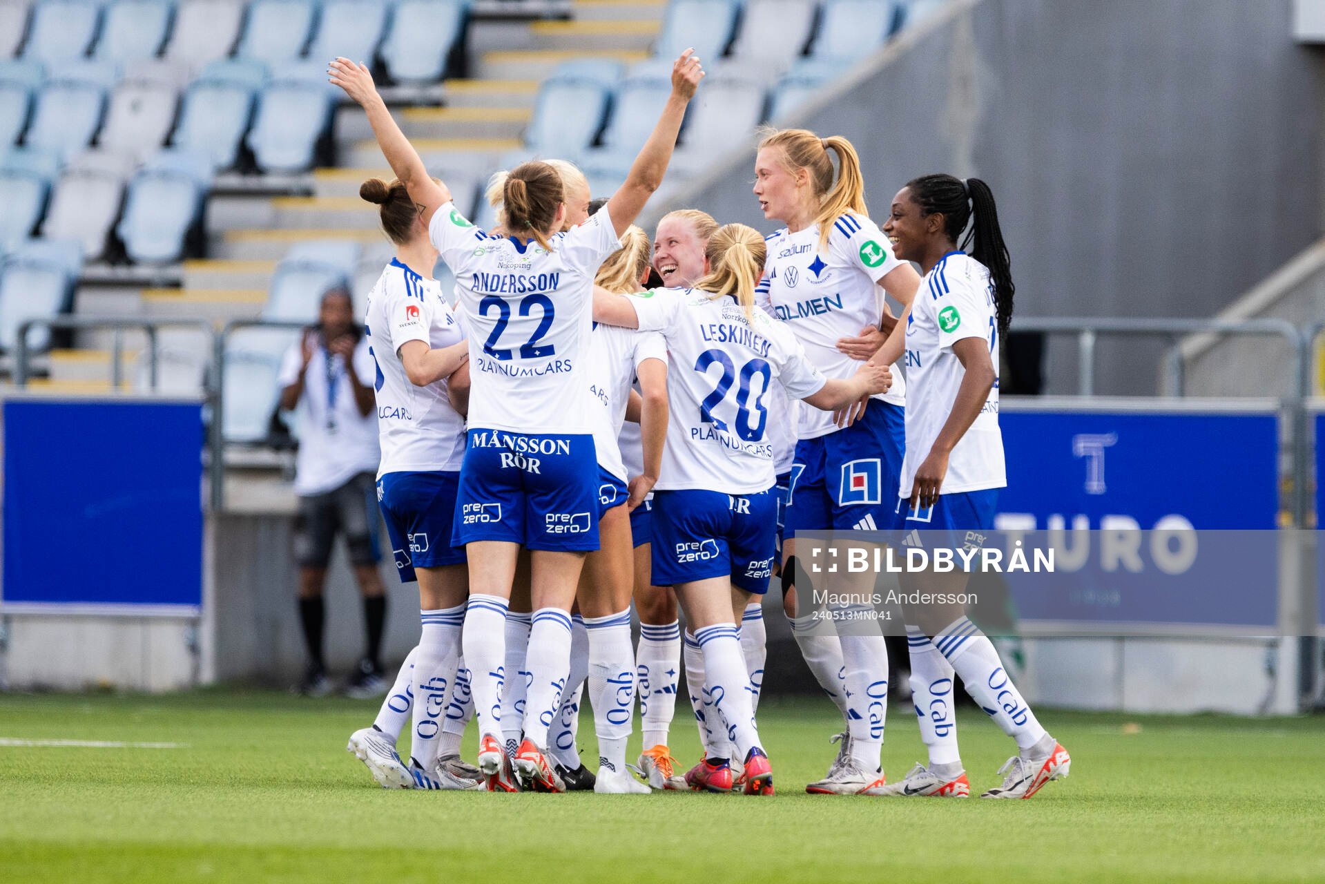 IFK Norrköpings Elin Rombing jublar med lagkamrater efter 1-0 under fotbollsmatchen i Damallsvenskan mellan IFK Norrköping och KIF Örebro den 13 maj 2024 i Norrköping. 