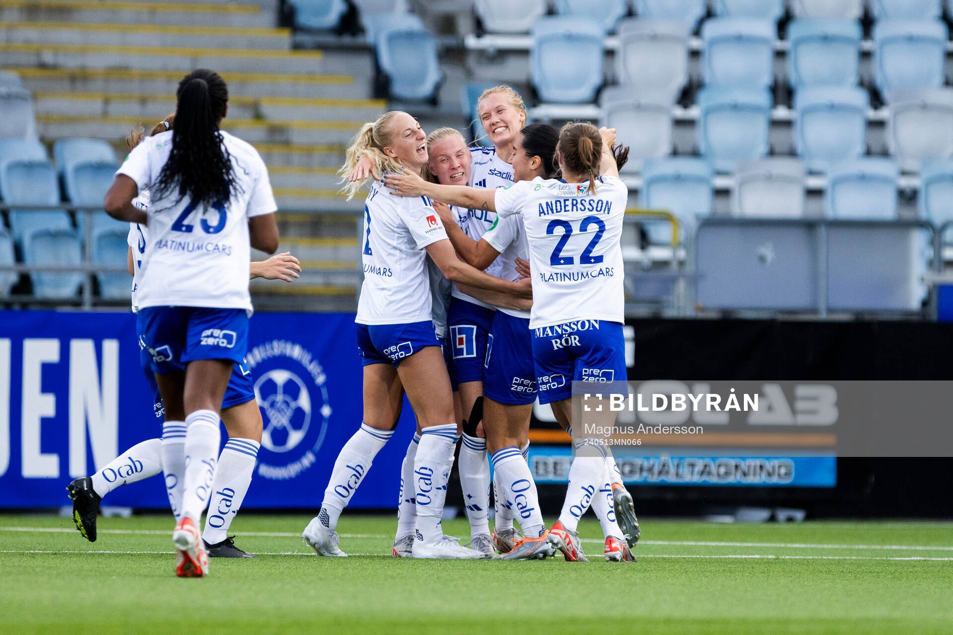 IFK Norrköpings Ebba Handfast jublar med lagkamrater