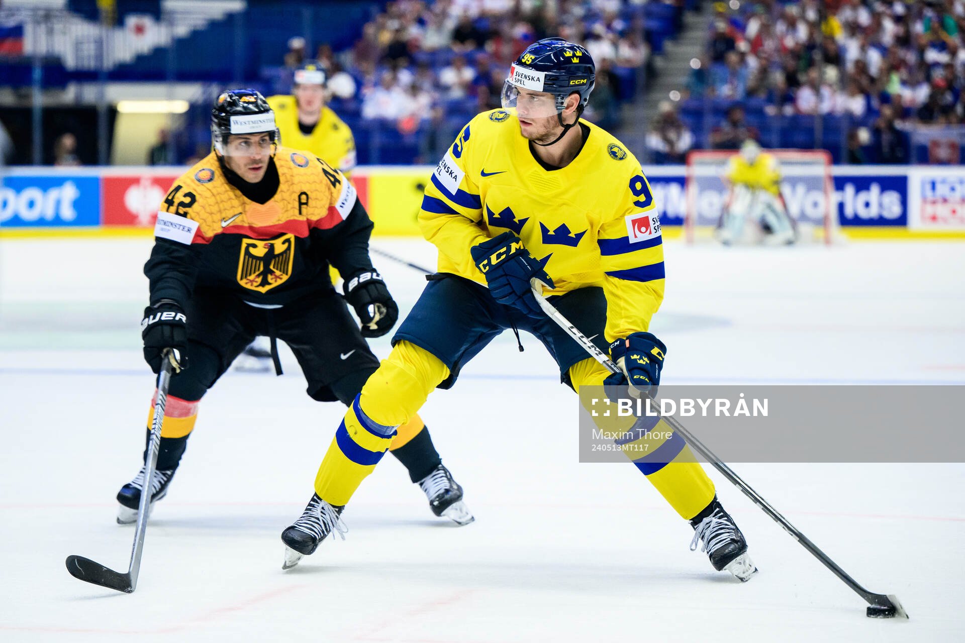 Yasin Ehliz of Germany and André Burakovsky of Sweden