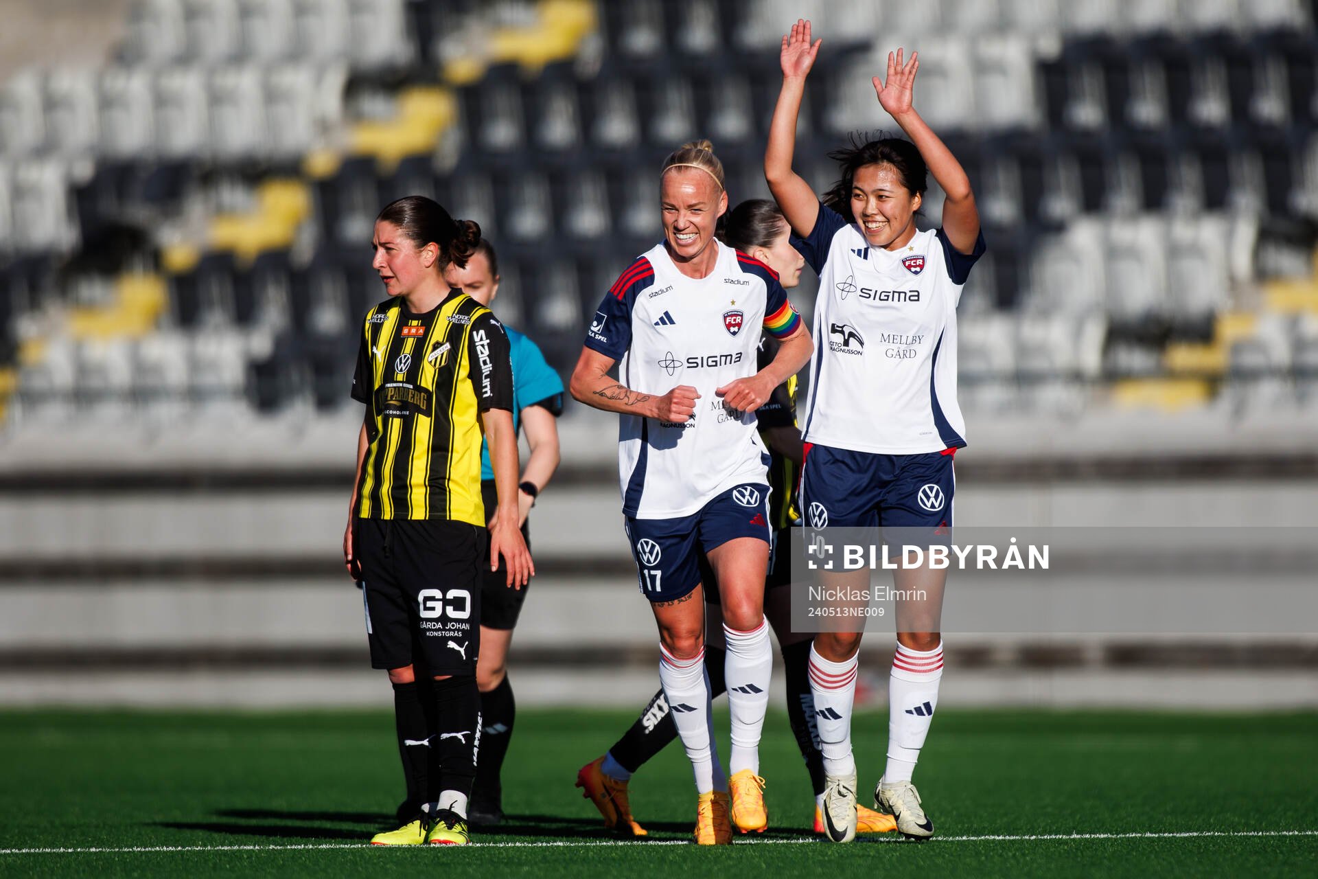 FC Rosengårds Caroline Seger och Momoko Tanikawa jublar