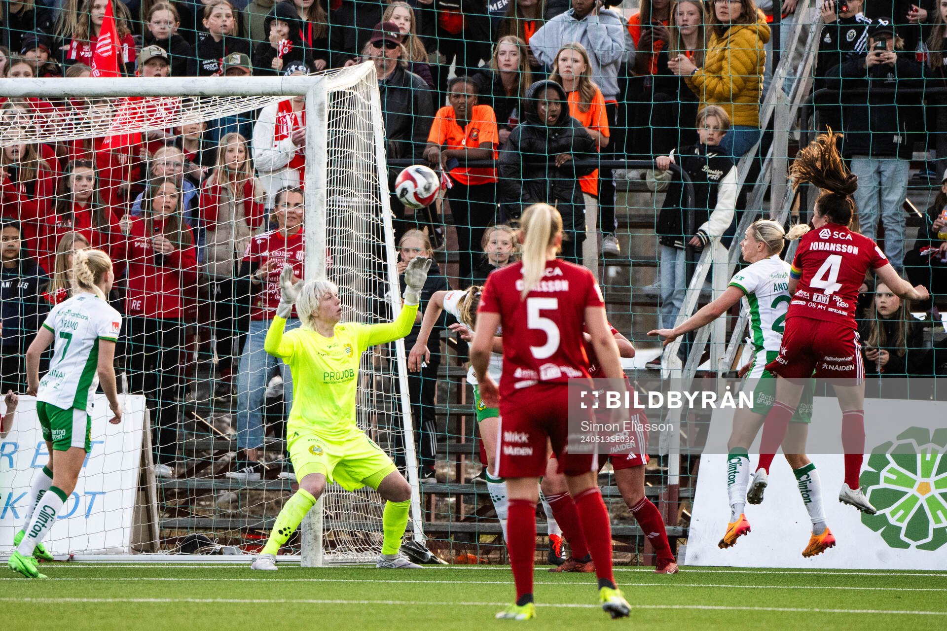 Hammarbys målvakt Moa Edrud och Piteås Josefin Johansson