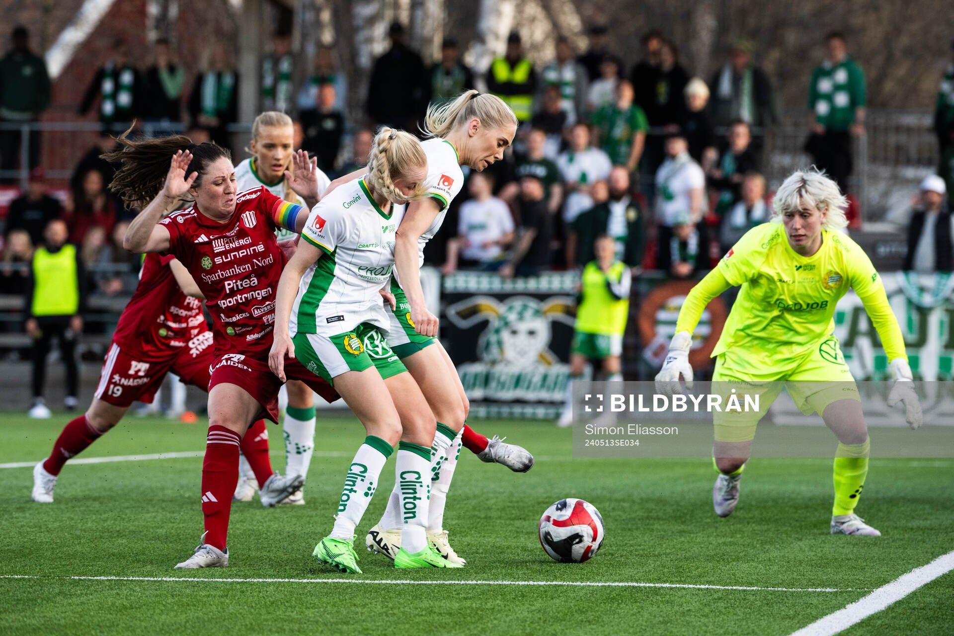 Piteås Josefin Johansson och Hammarbys målvakt Moa Edrud