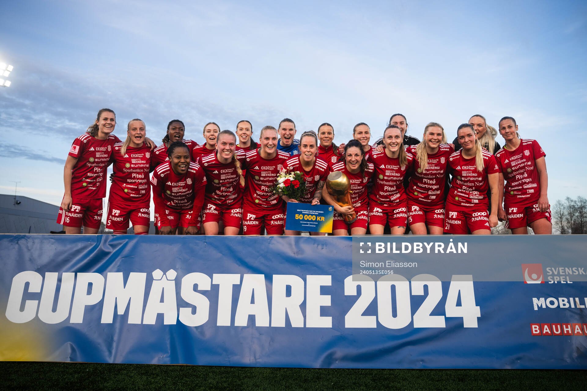 Piteås spelare hyllas efter seger i Svenska cupen efter fotbollsmatchen i Damallsvenskan mellan Piteå och Hammarby den 13 maj 2024 i Piteå.