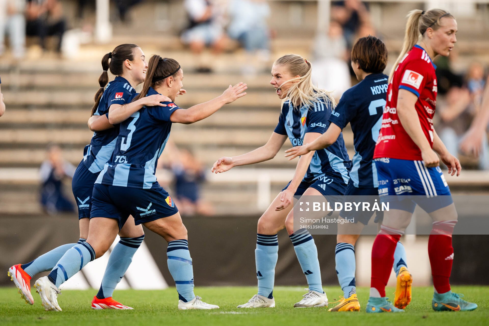 Djurgårdens Alexsandra Lobanova jublar med Nellie Lilja