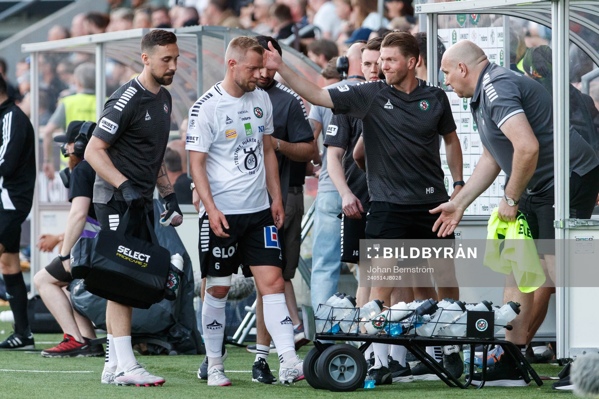 Örebros Sebastian Crona lämnar med en skada