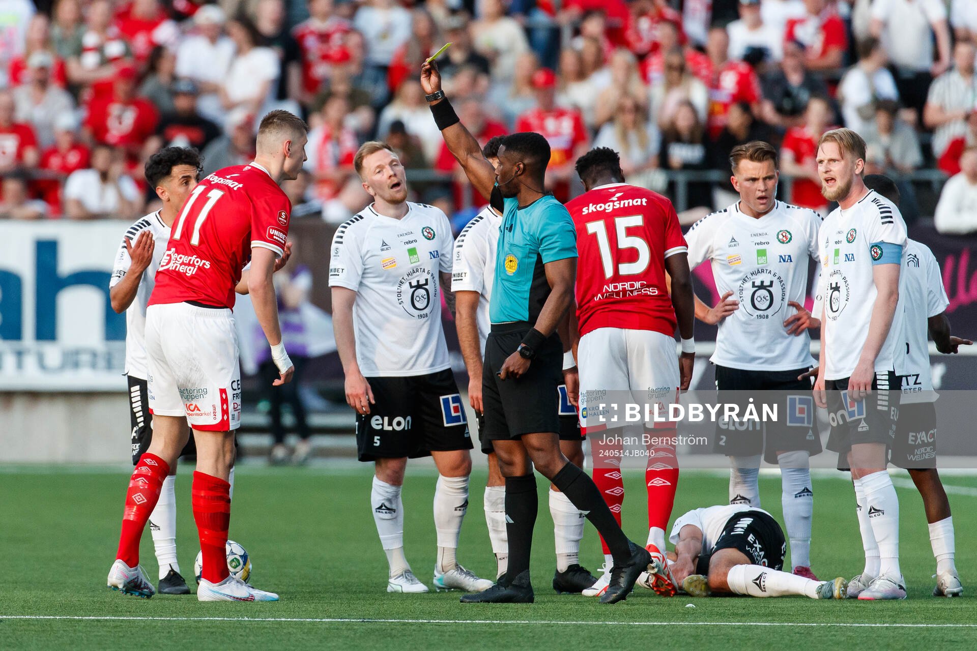 Degerfors Adi Fisic får ett gult kort