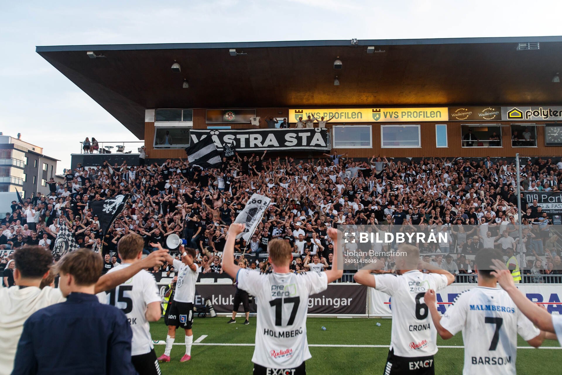 Örebros Karl Holmberg jublar framför klacken
