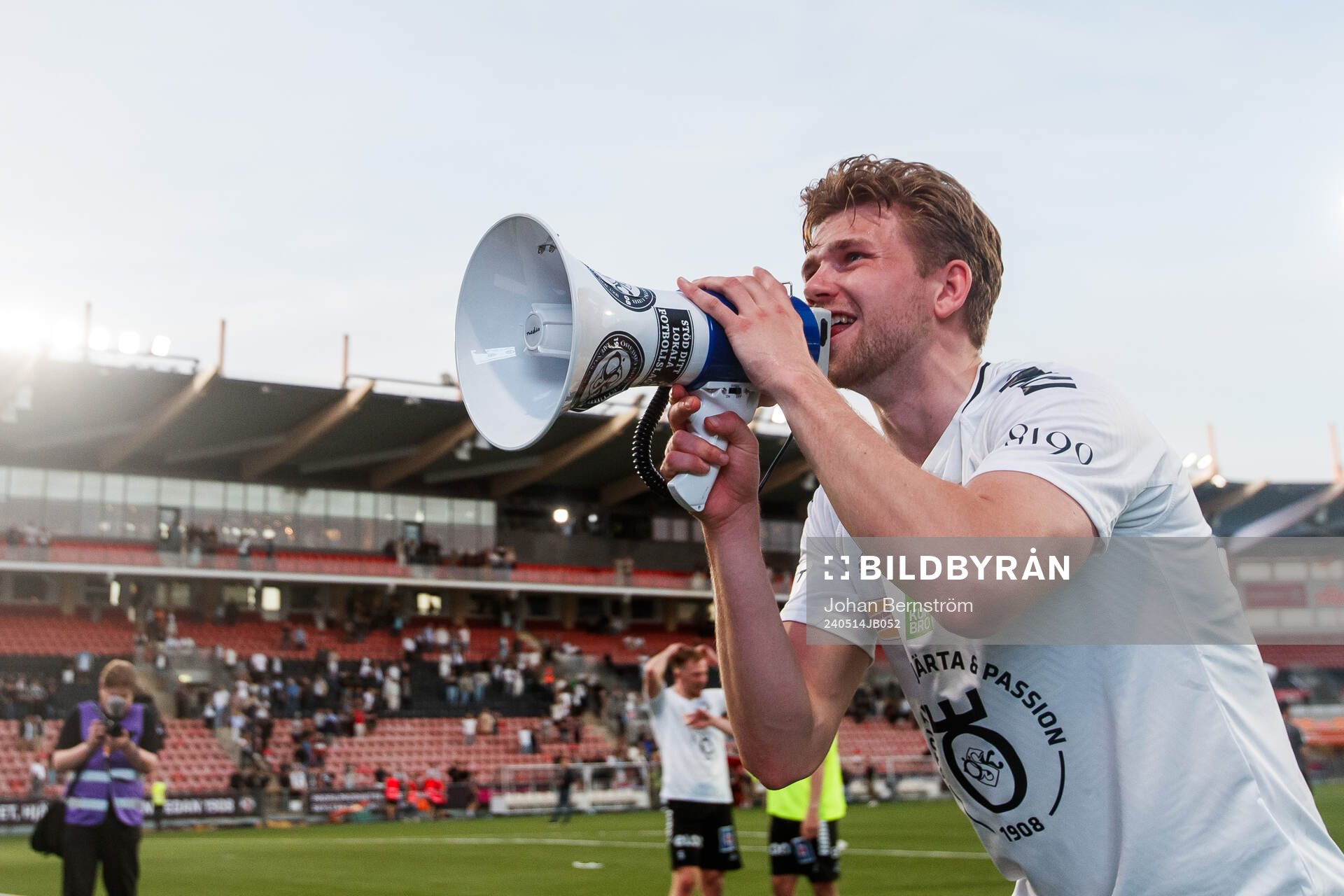 Örebros Niclas Bergmark jublar efter fotbollsmatchen i Superettan mellan Örebro och Degerfors den 14 maj 2024 i Örebro. 
