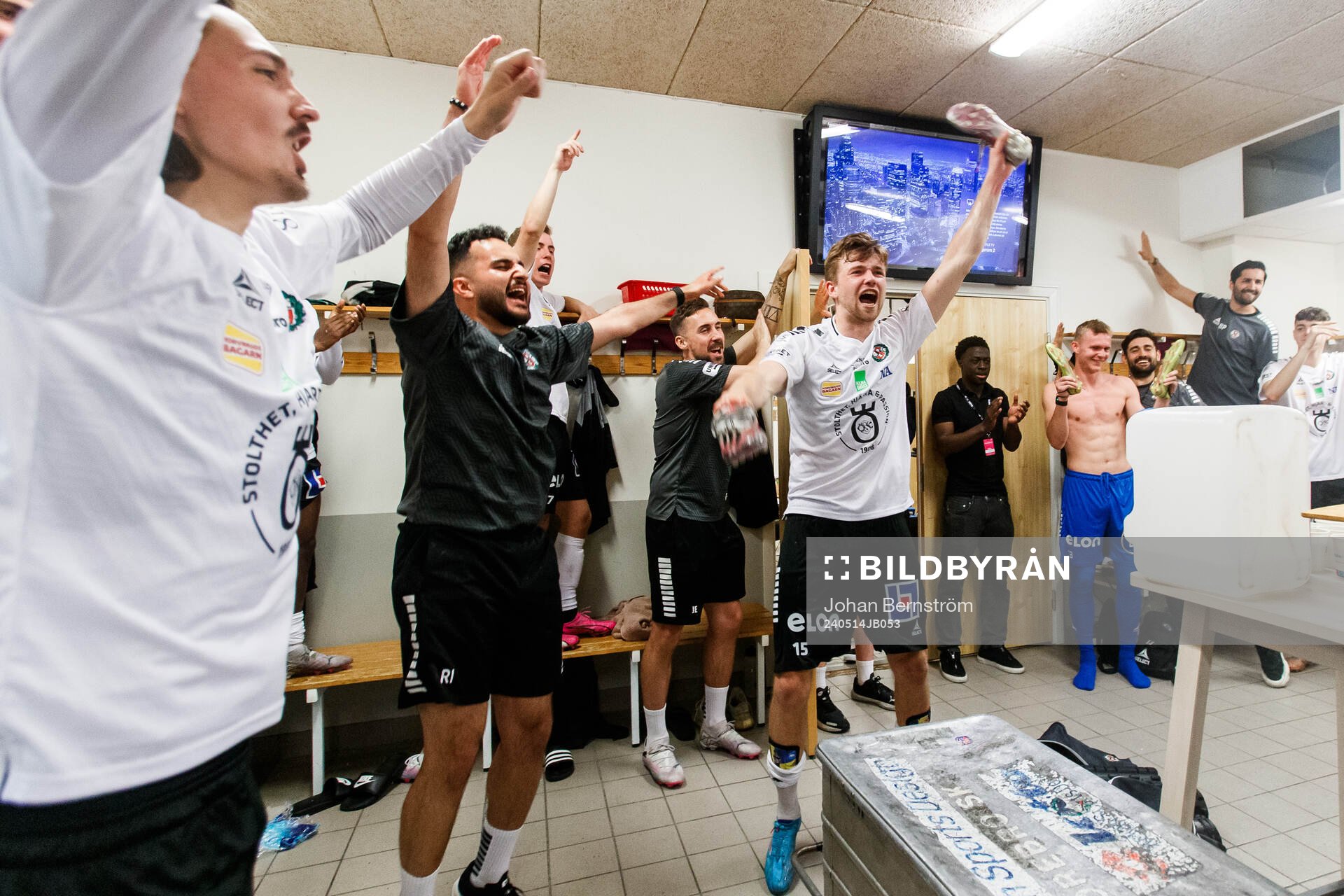 Örebros Niclas Bergmark jublar i omklädningsrumet