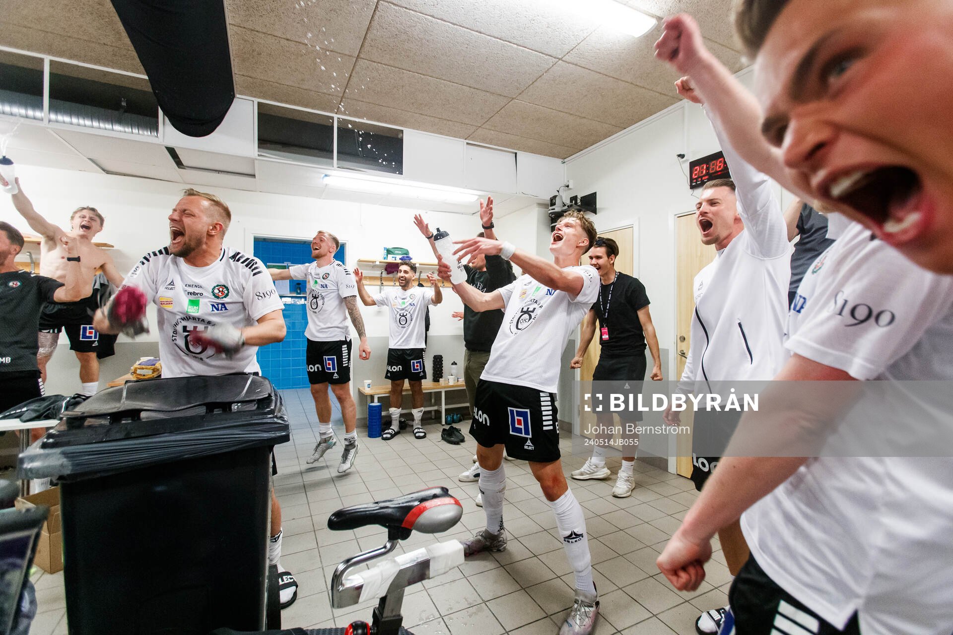Örebros Erik Mc Cue jublar i omklädningsrummet