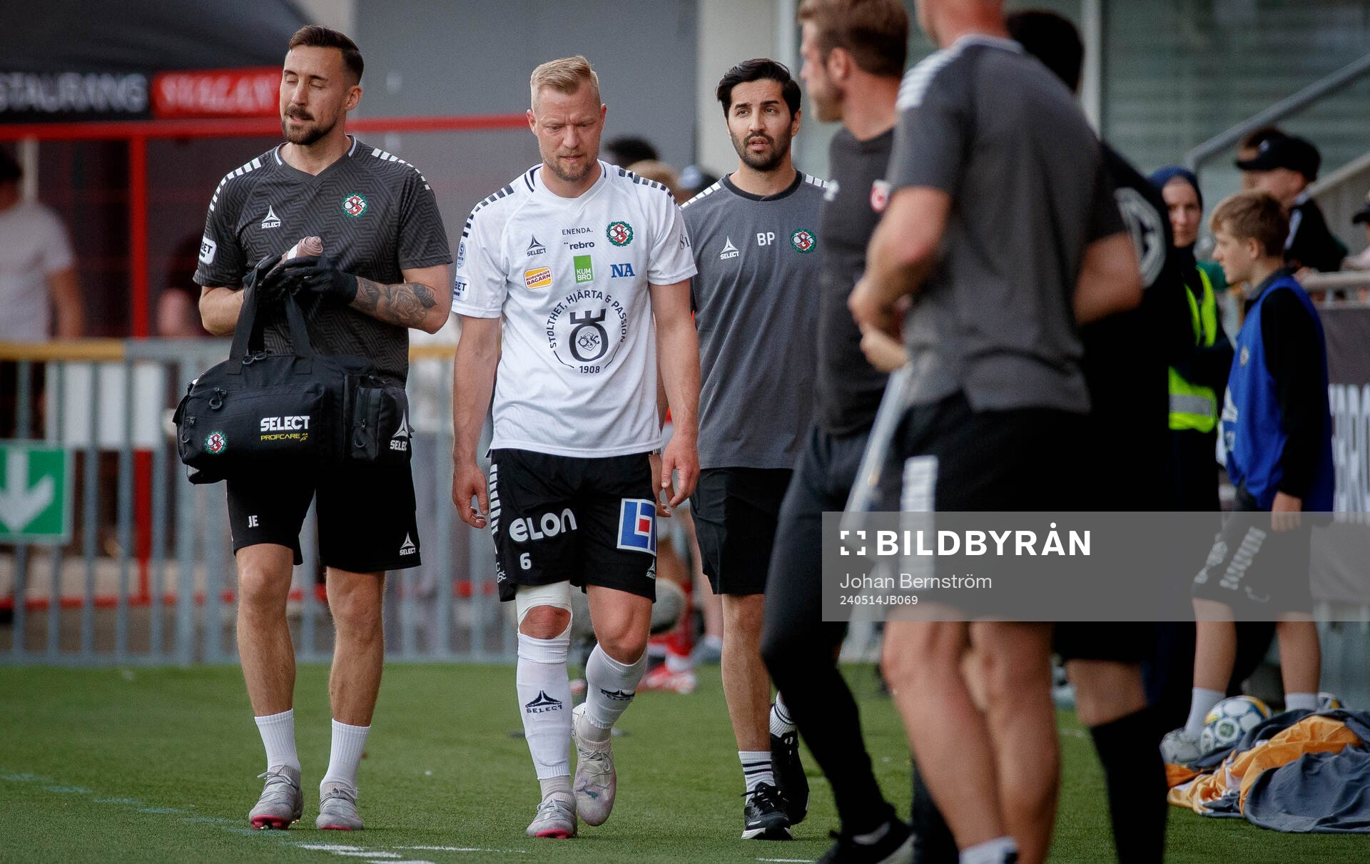Örebros Sebastian Crona lämnar skadad
