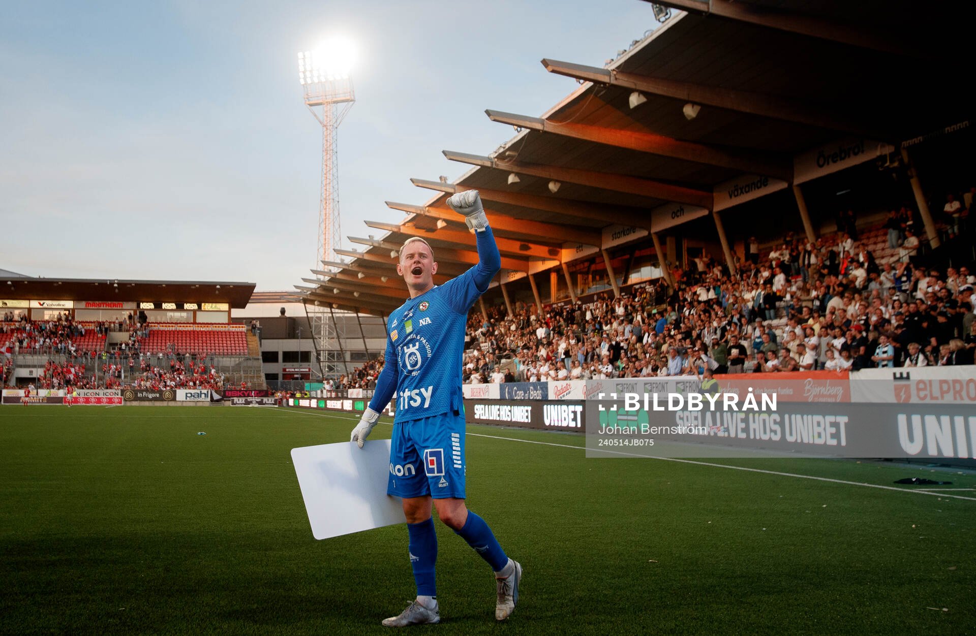 Örebros målvakt Malte Påhlsson jublar