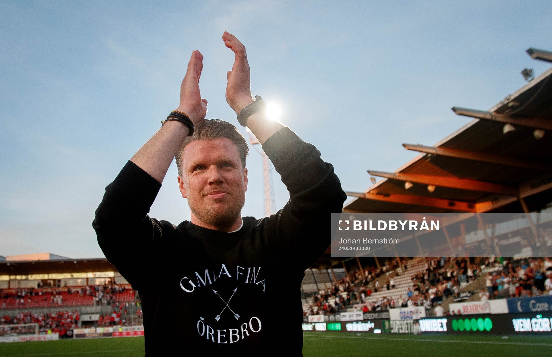 Örebros huvudtränare Christian Järdler jublar