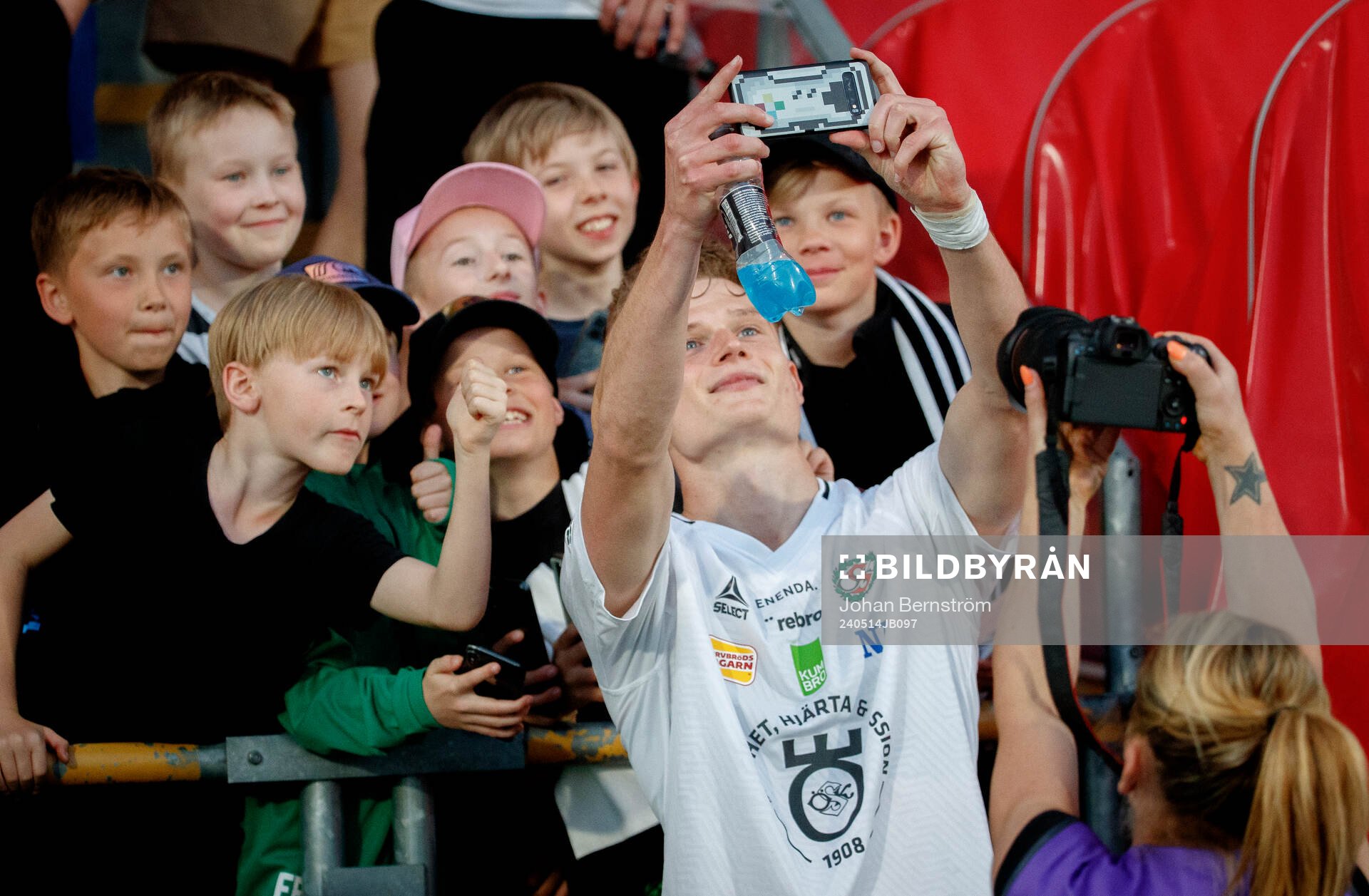 Örebros Erik Mc Cue tar selfies med publiken