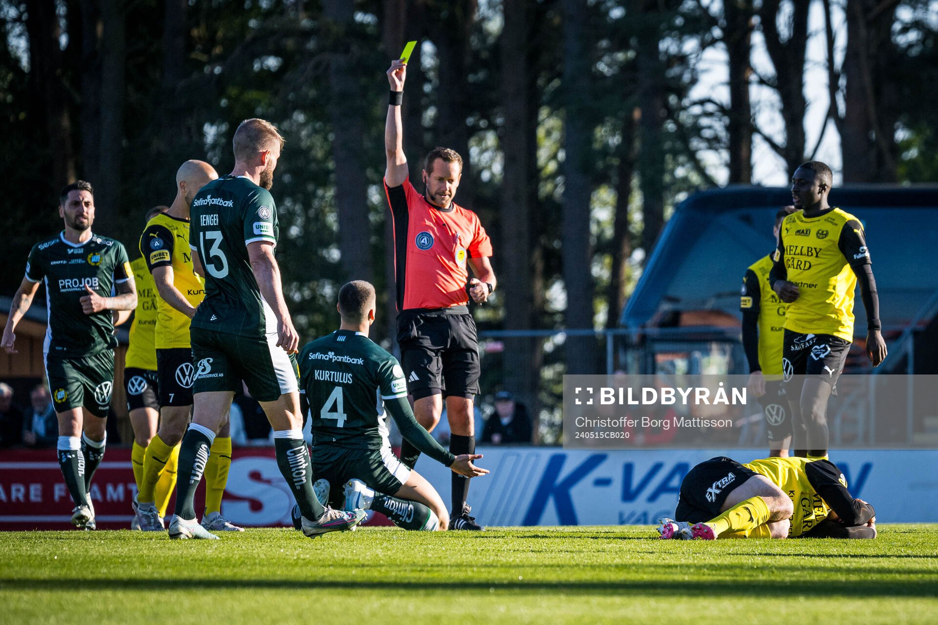 Hammarbys Edvin Kurtulus tilldelas gult kort av Domare
