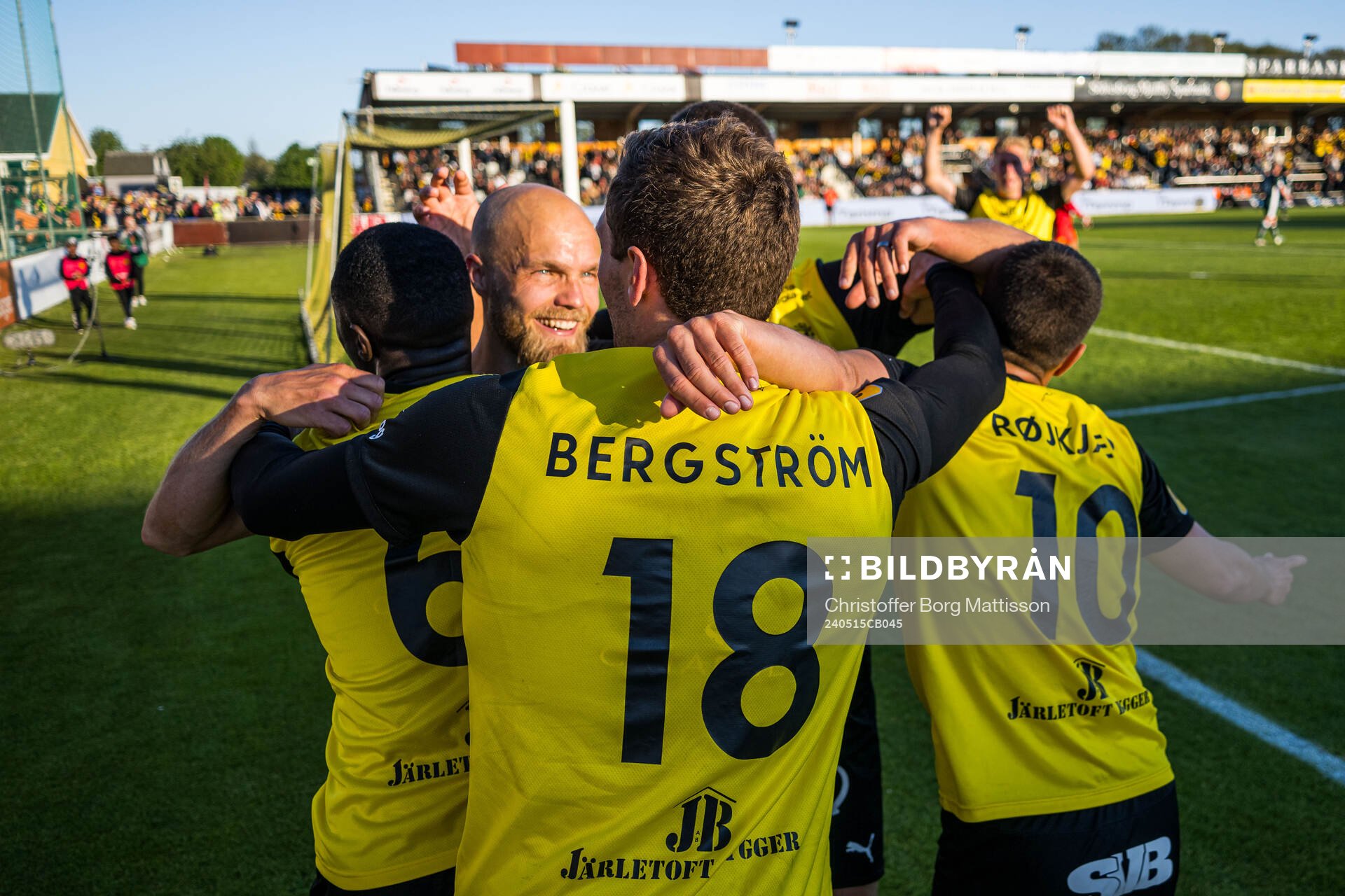 Mjällbys Jacob Bergström jublar med lagkamrater