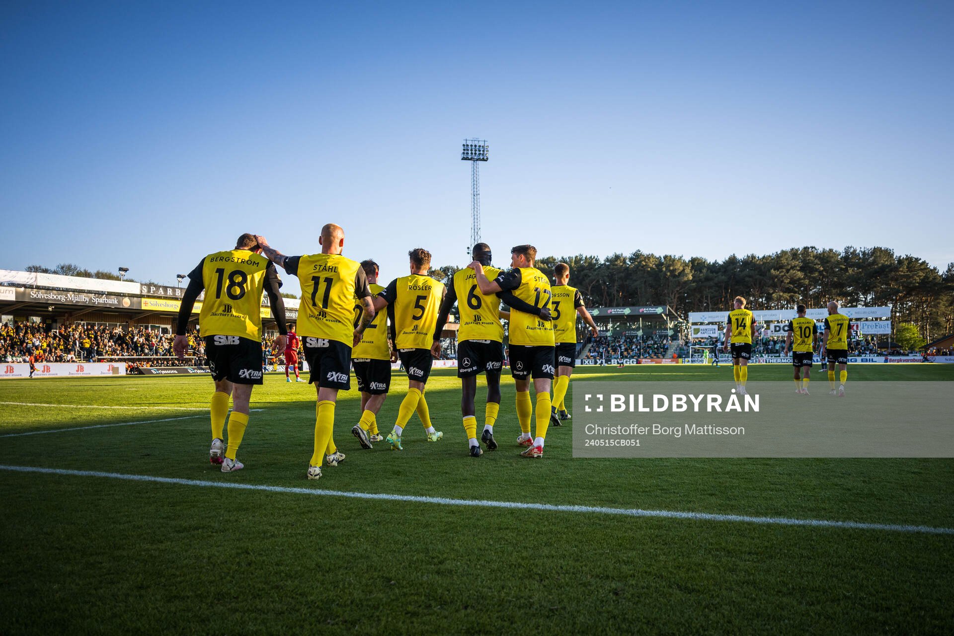Mjällbys Jacob Bergström jublar med lagkamrater efter 3-0 under fotbollsmatchen i Allsvenskan mellan Mjällby och Hammarby den 15 maj 2024 i Hällevik.