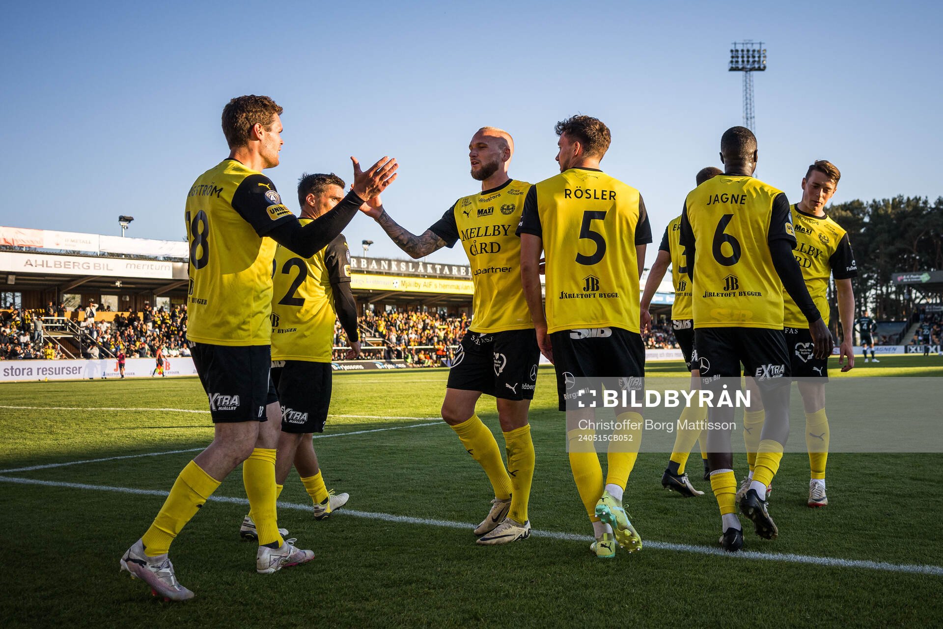 Mjällbys Jacob Bergström jublar med lagkamrater efter 3-0 under fotbollsmatchen i Allsvenskan mellan Mjällby och Hammarby den 15 maj 2024 i Hällevik.