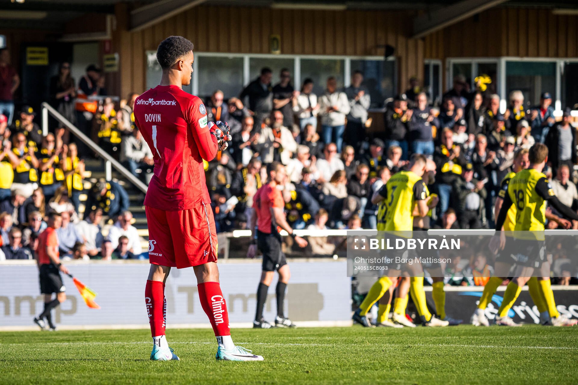 Hammarbys målvakt Oliver Dovin deppar