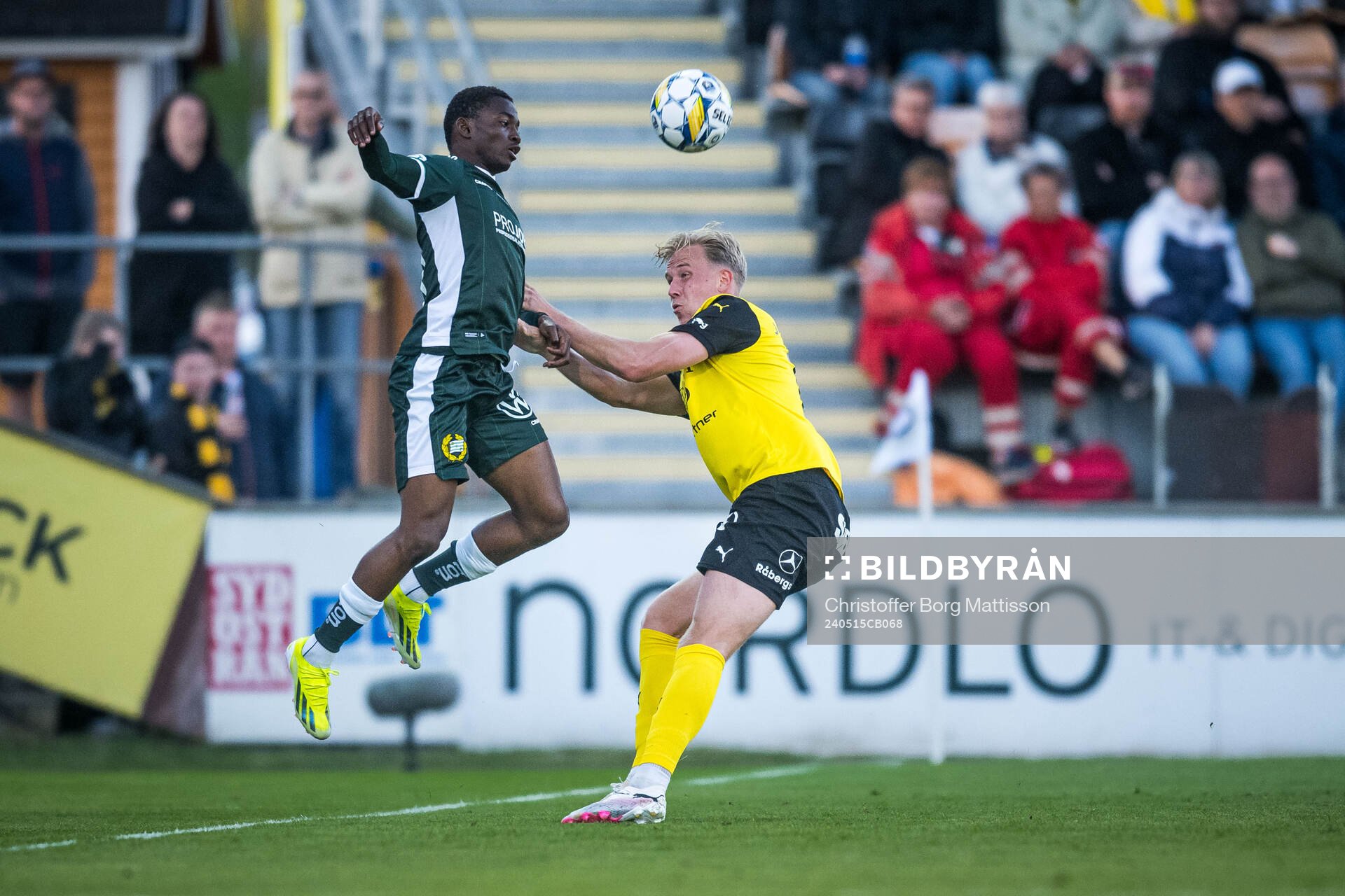 Hammarbys Bouzomana Toure och Mjällbys Herman Johansson