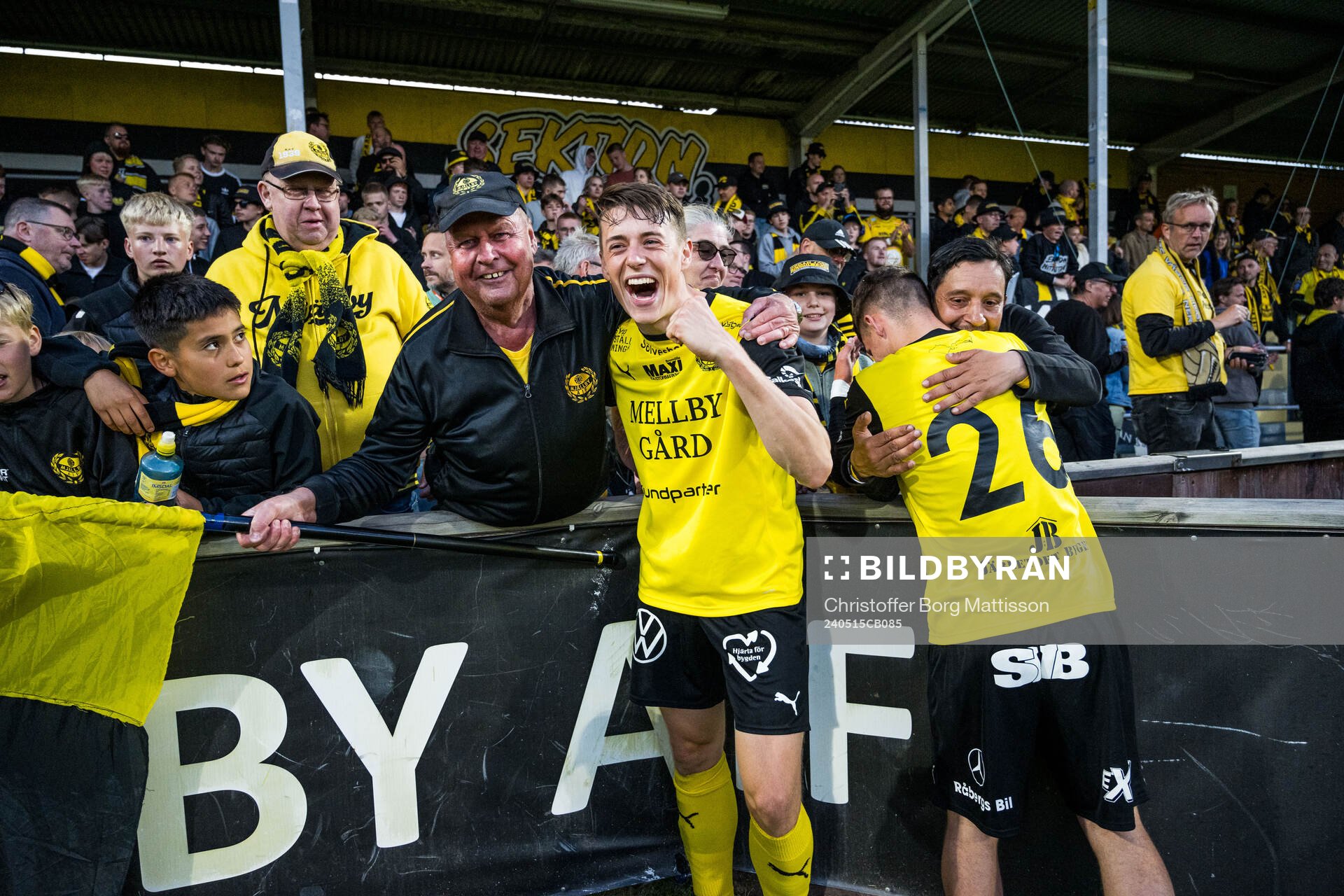 Mjällbys Elliot Stroud och Kimmen Nennesson jublar med