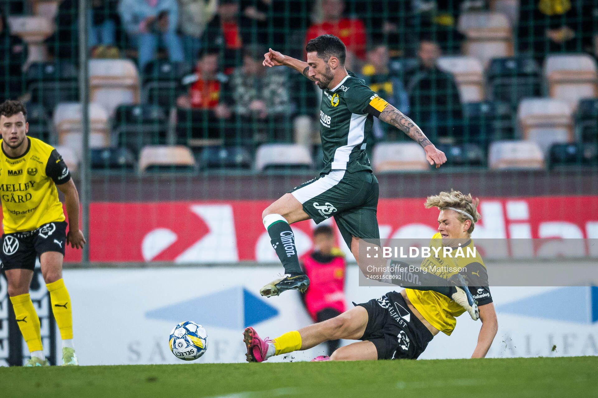 Hammarbys Nahir Besara och Mjällbys Isac Johnsson under fotbollsmatchen i Allsvenskan mellan Mjällby och Hammarby den 15 maj 2024 i Hällevik.